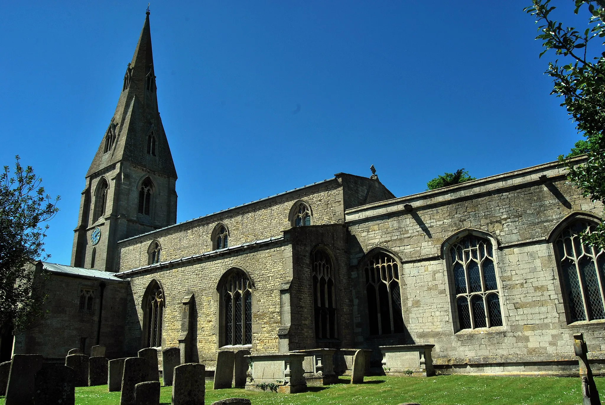 Photo showing: St Nicholas' parish church, Cottesmore, Rutland, seen from the southeast