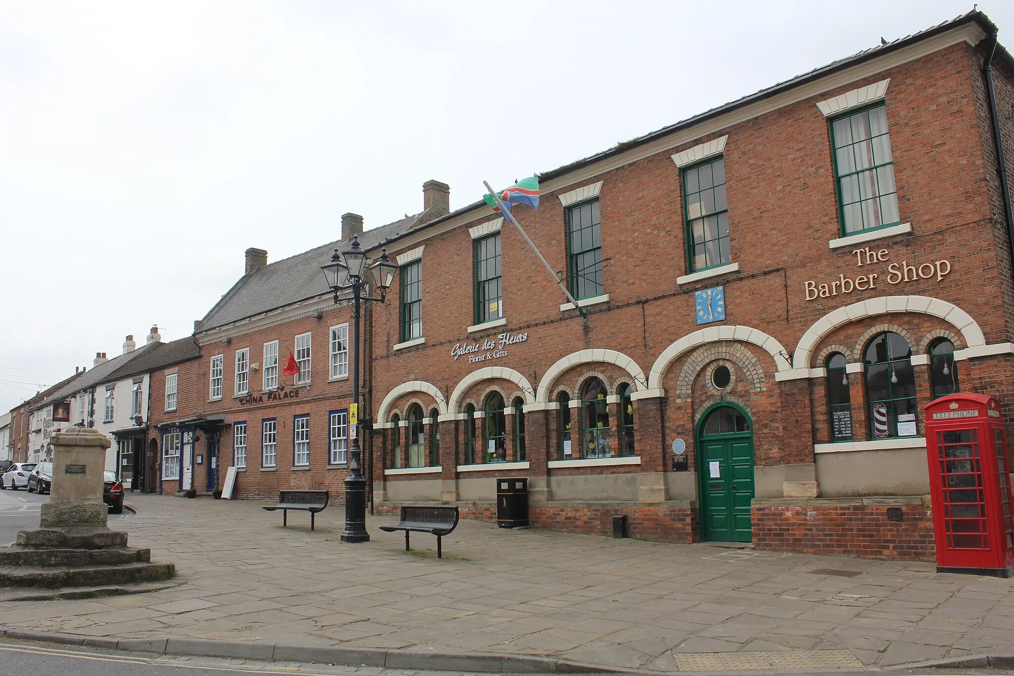Photo showing: 27 Queen Street and Manor Court House, Market Place, Epworth