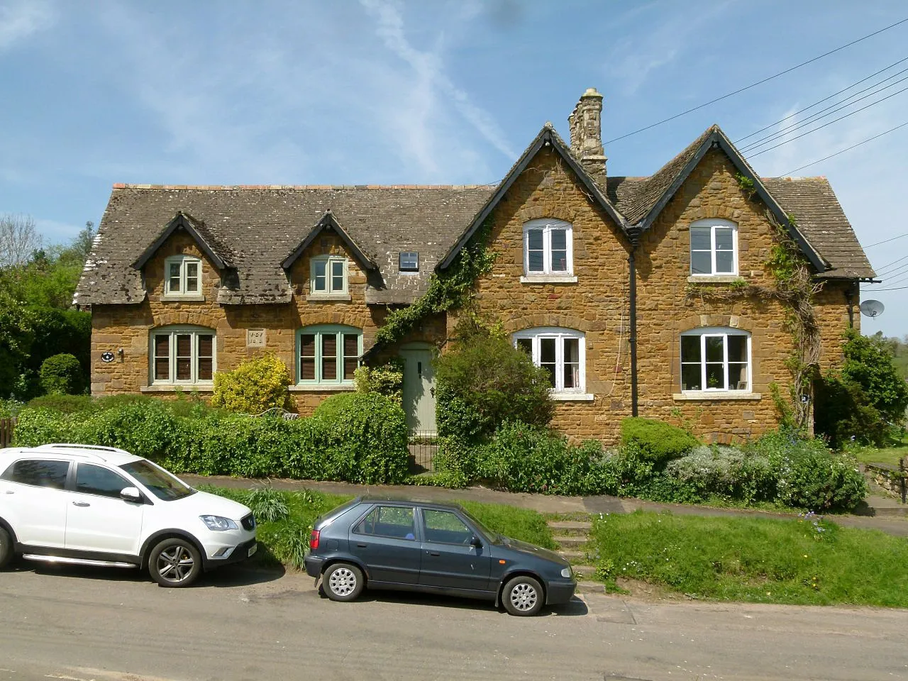 Photo showing: The Old Village Hall and The Old Post Office, Bisbrooke