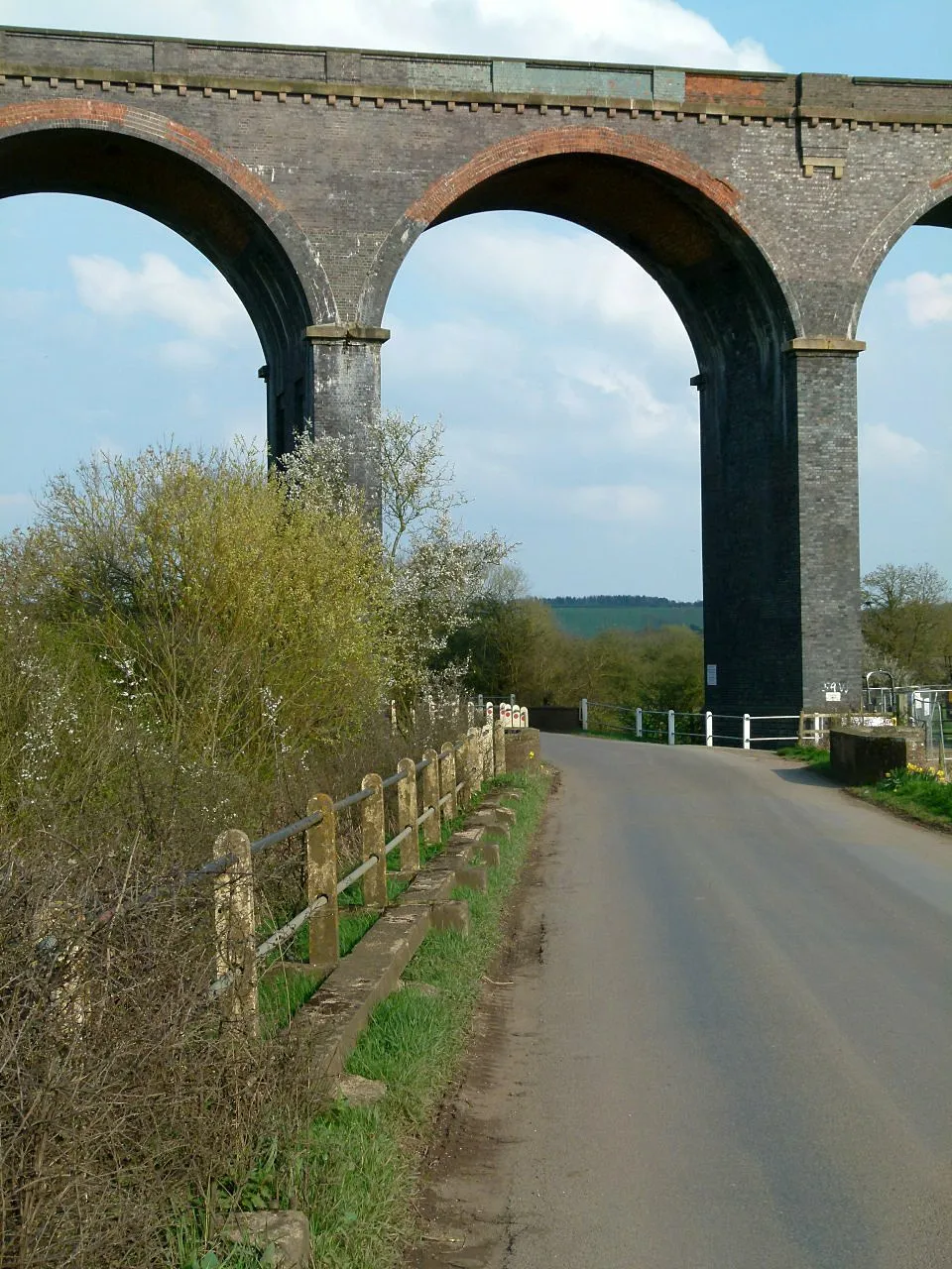 Photo showing: A narrow walkway