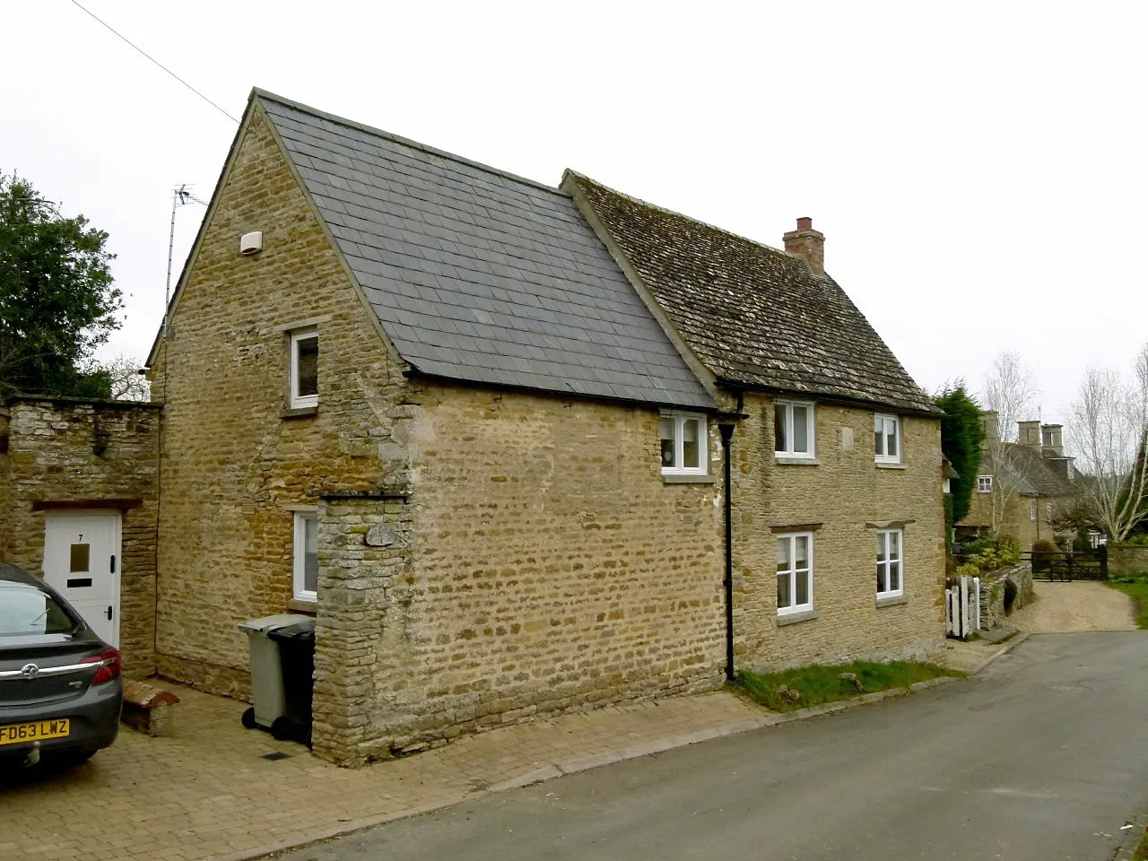 Photo showing: 7 Middle Street, Wing and attached barn