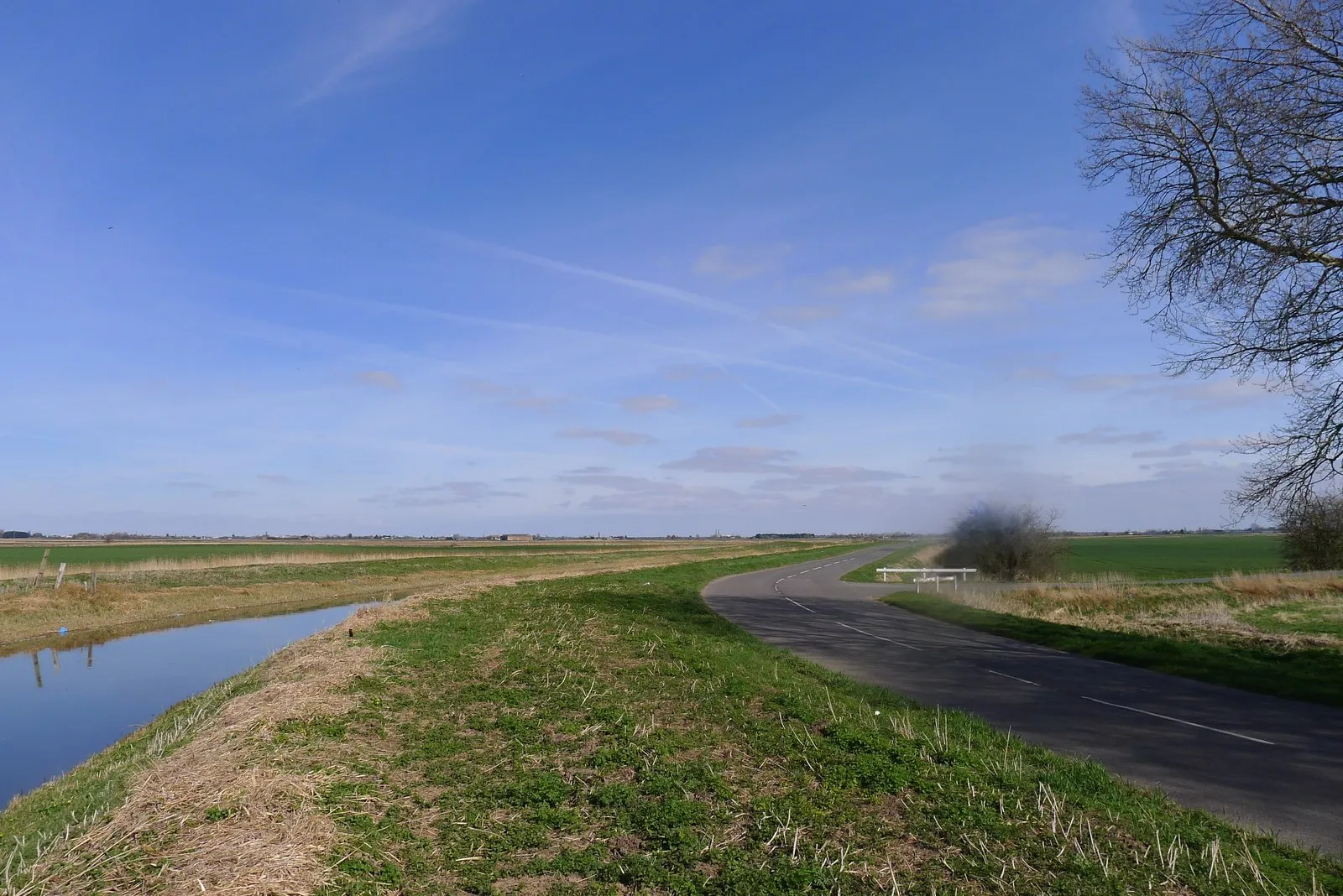 Photo showing: A bend in the road