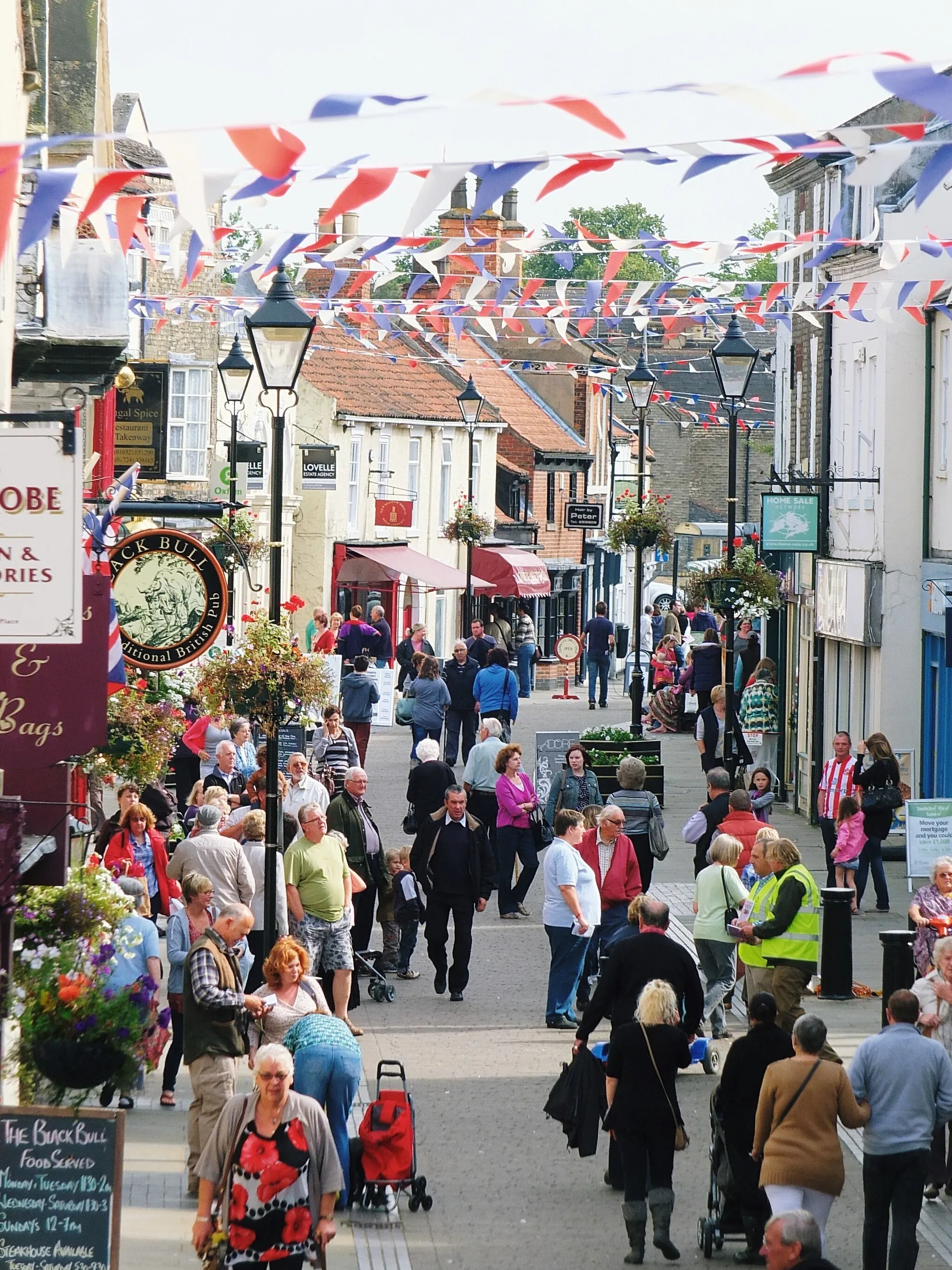 Photo showing: Crowds in Wrawby Street, Brigg, in late August 2012.