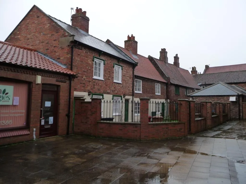 Photo showing: Courtyard houses, Brigg