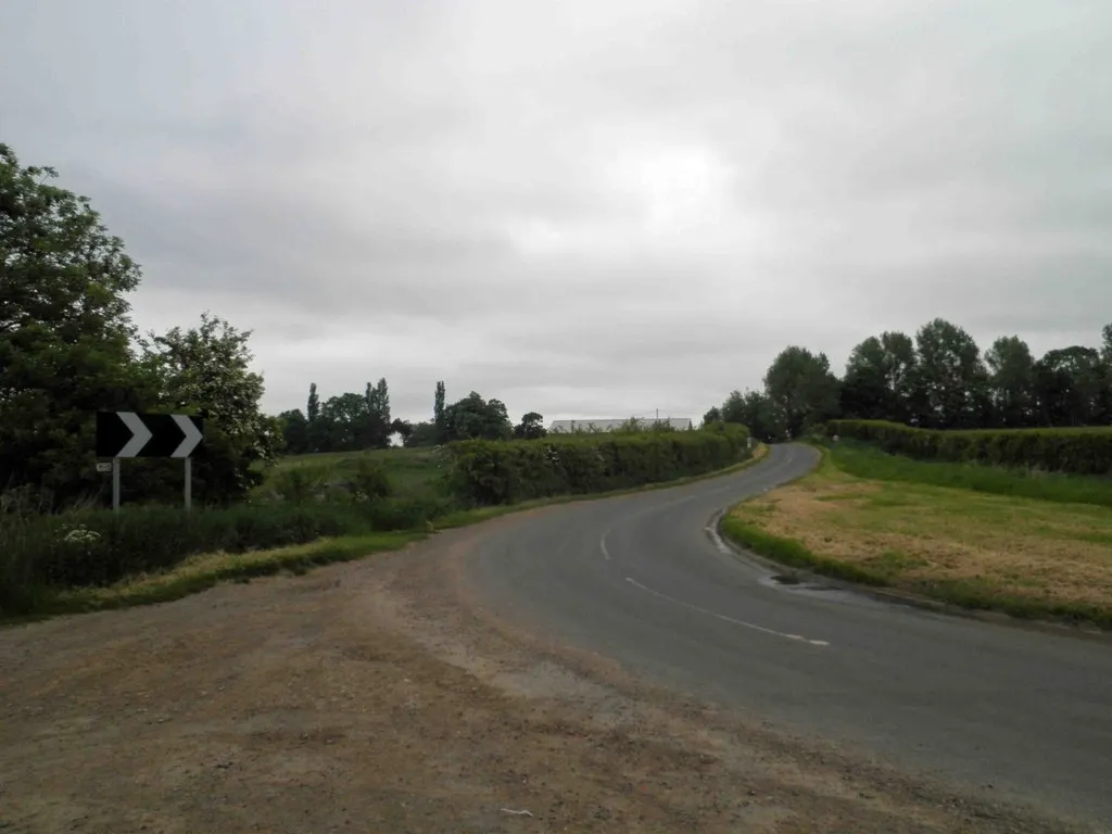 Photo showing: S bend in road near Normanby-by-Spital