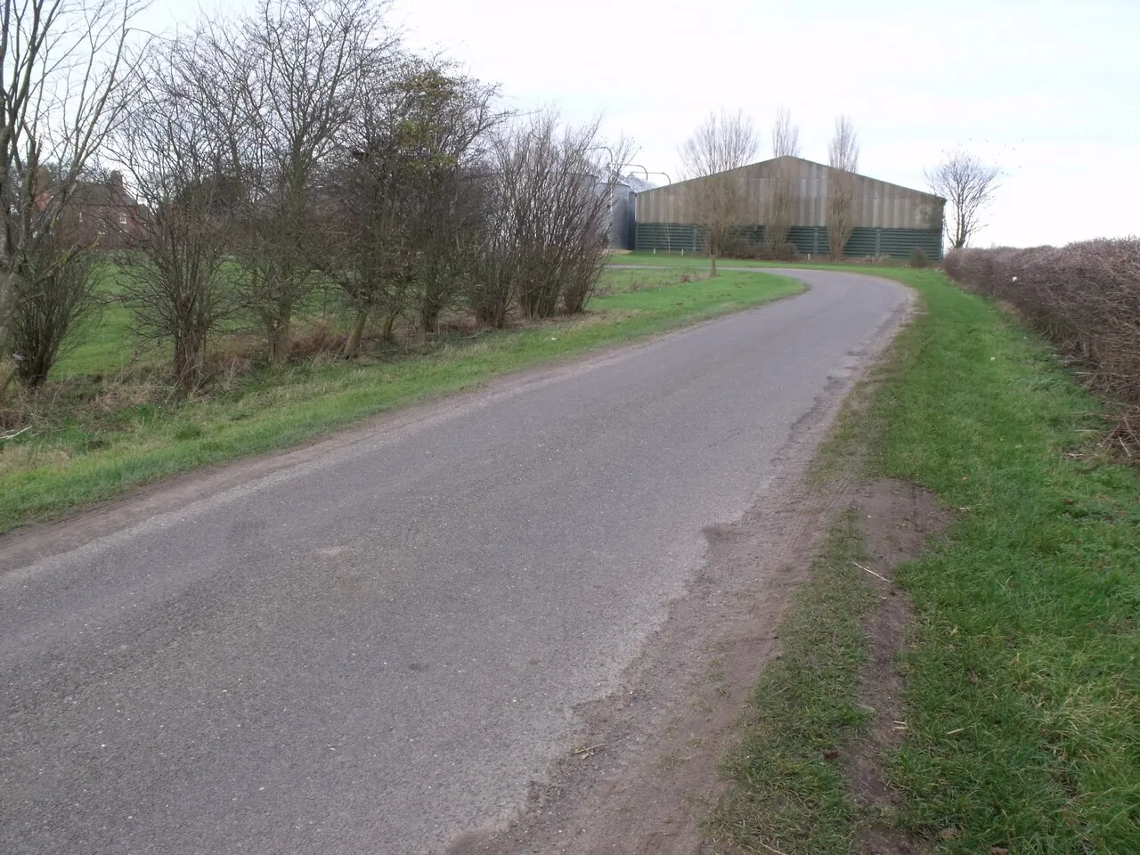 Photo showing: Bend in Buslingthorpe Road, near Manor farm