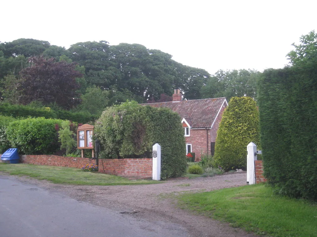 Photo showing: Cottage and Village Noticeboard, Burgh on Bain