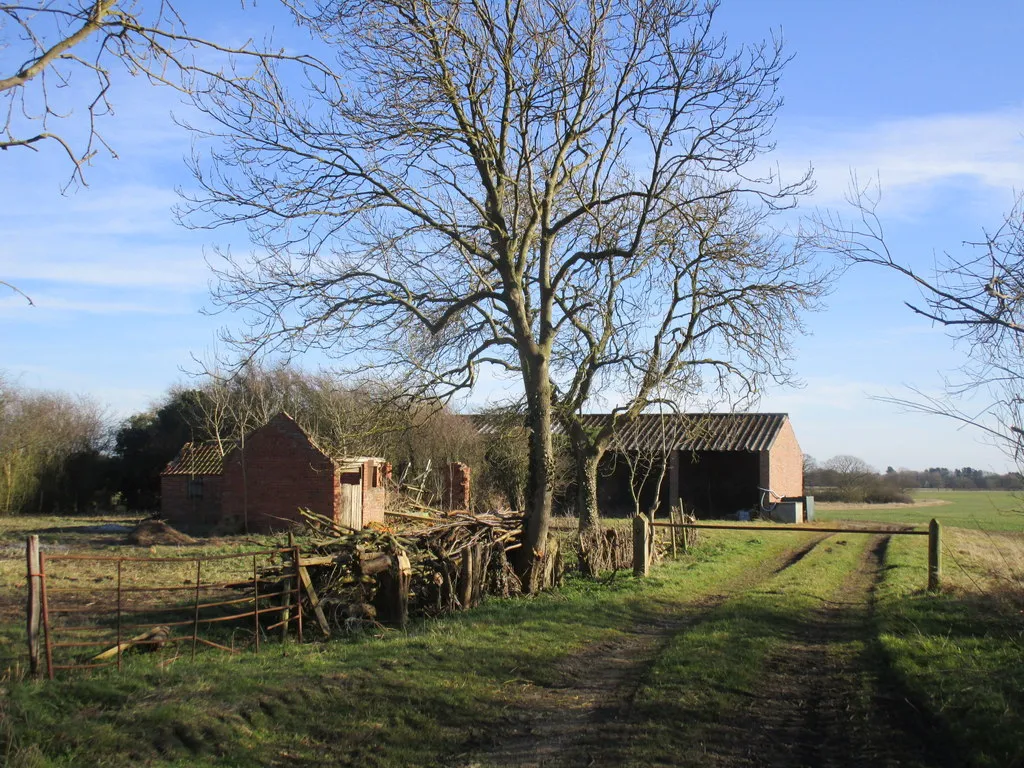 Photo showing: Derelict farm buildings near Gautby