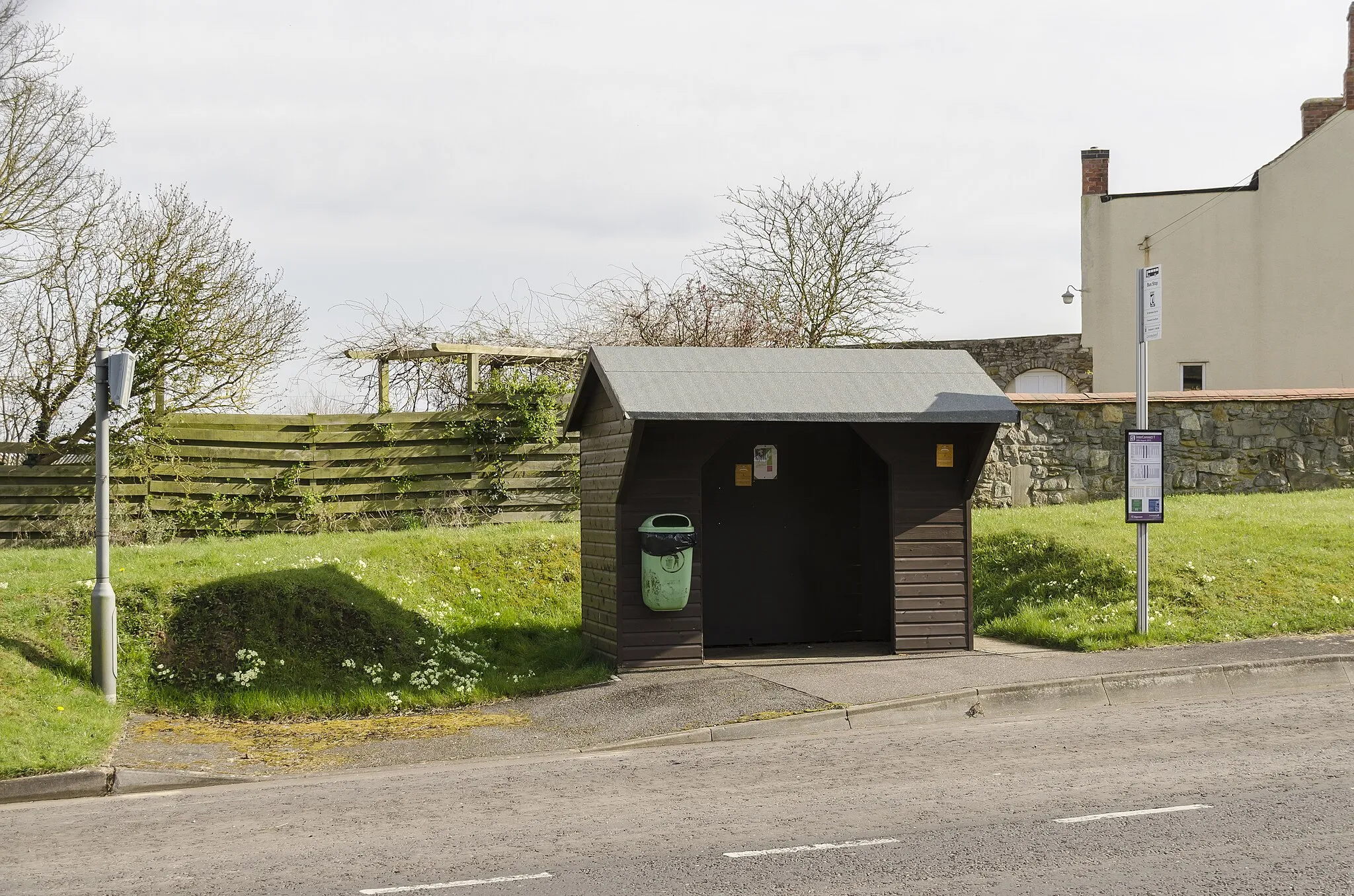 Photo showing: Bus stop and shelter, Carlton Scroop