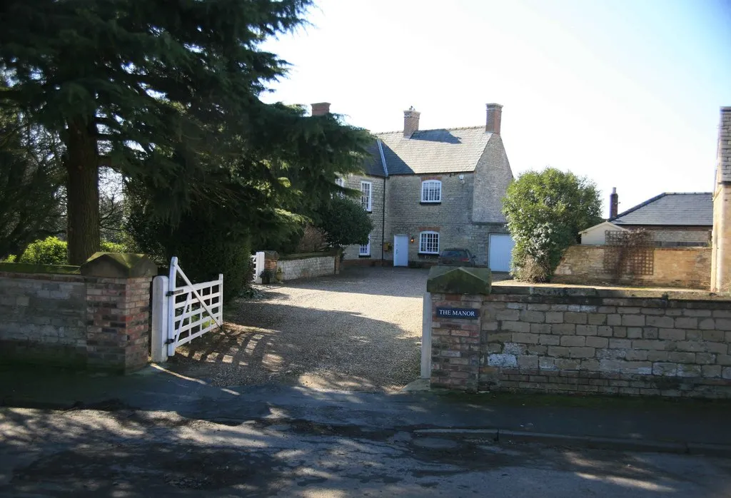 Photo showing: The Manor House Opposite the church.