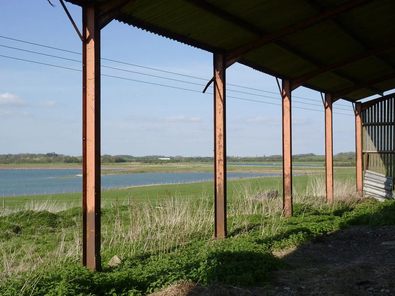 Photo showing: Derelict barn and lagoon, Kilvington