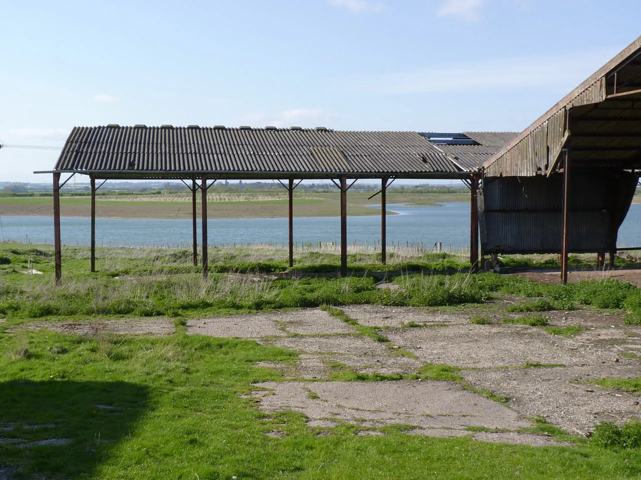 Photo showing: Derelict barn and lagoon, Kilvington