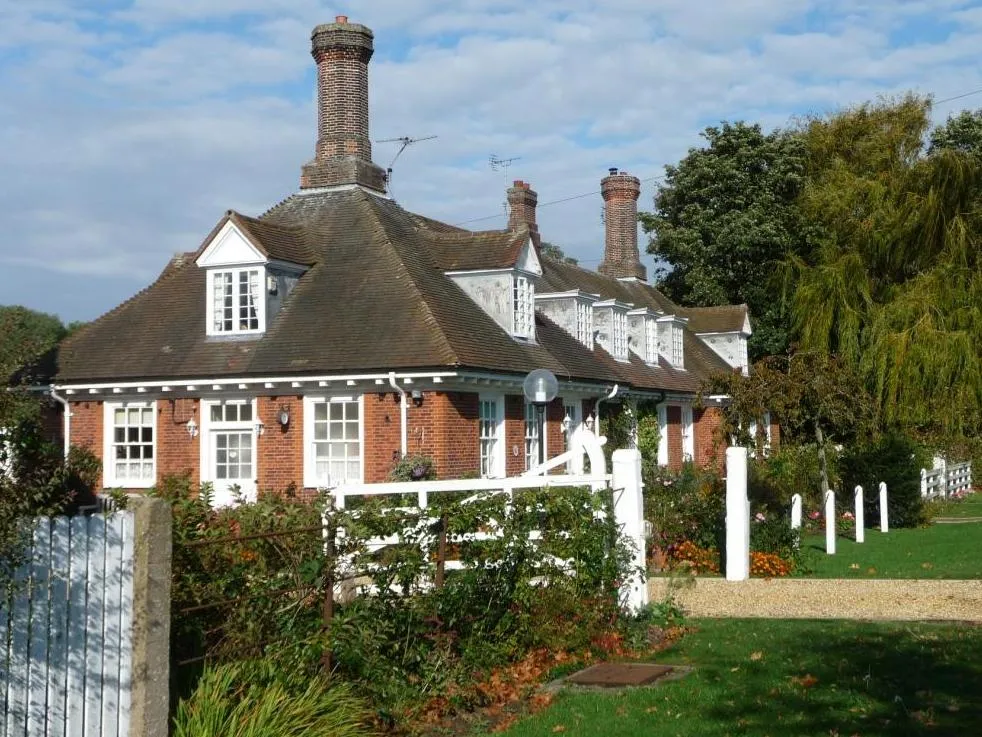 Photo showing: Semi-detached cottages, Wiseton