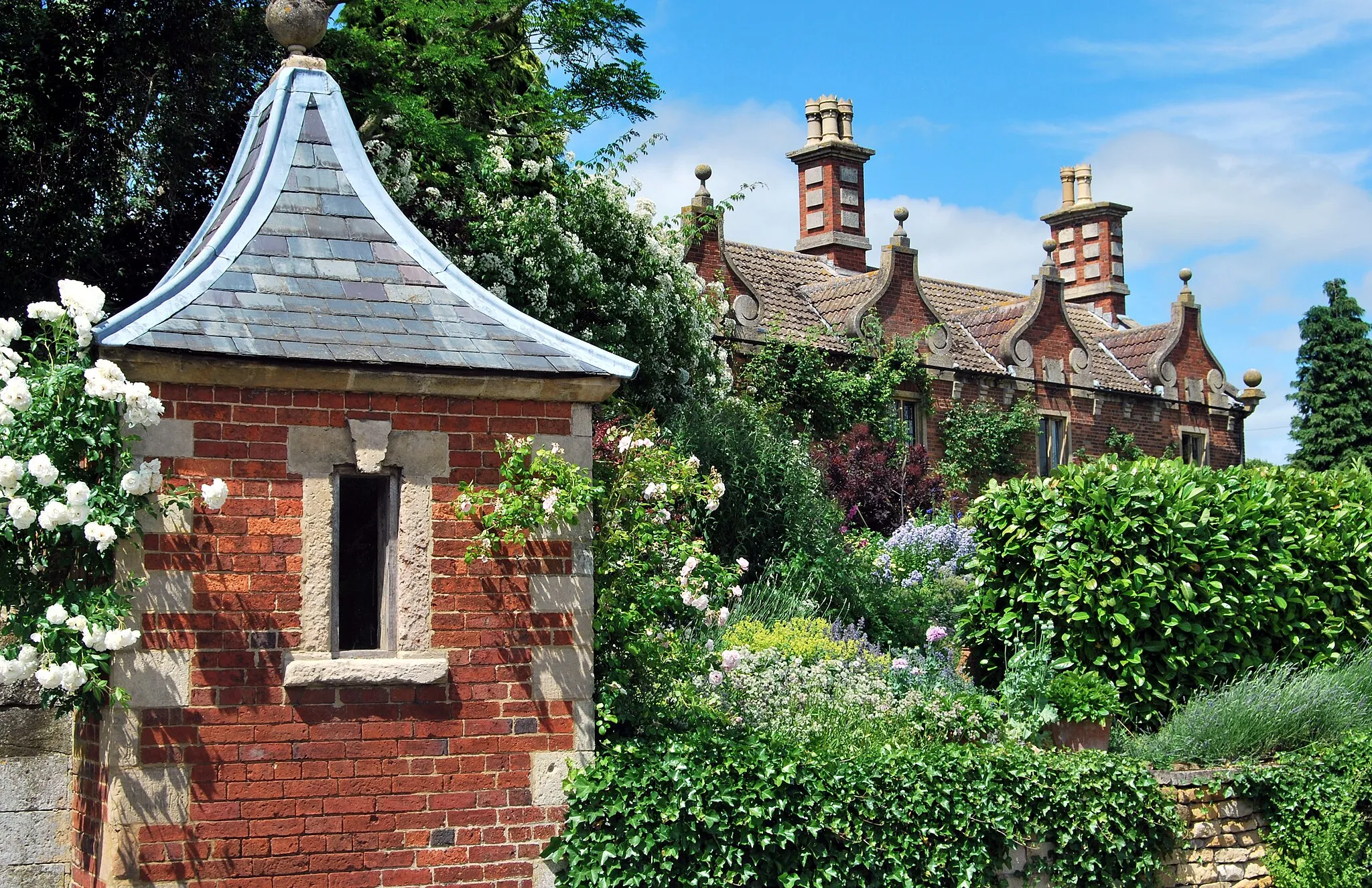 Photo showing: Harlaxton, Conygree House with Gazebo. Listed building