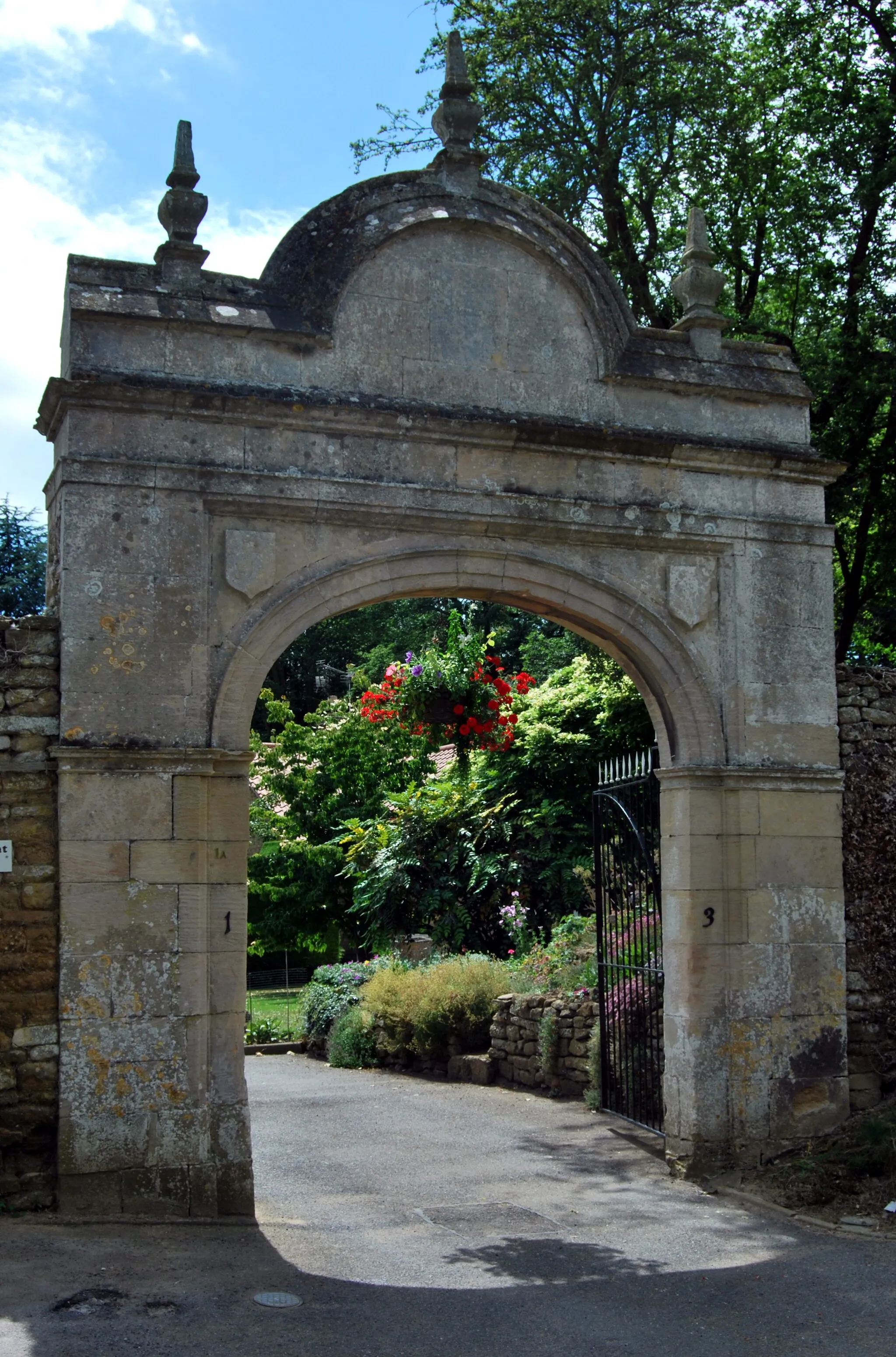 Photo showing: The gates to the original Manor House in Harlaxton,Lincolnshire