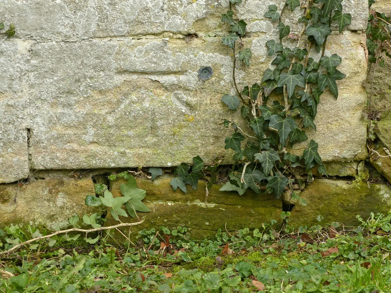 Photo showing: 1GL Bench mark with bolt, St Lawrence's Church, Sedgebrook