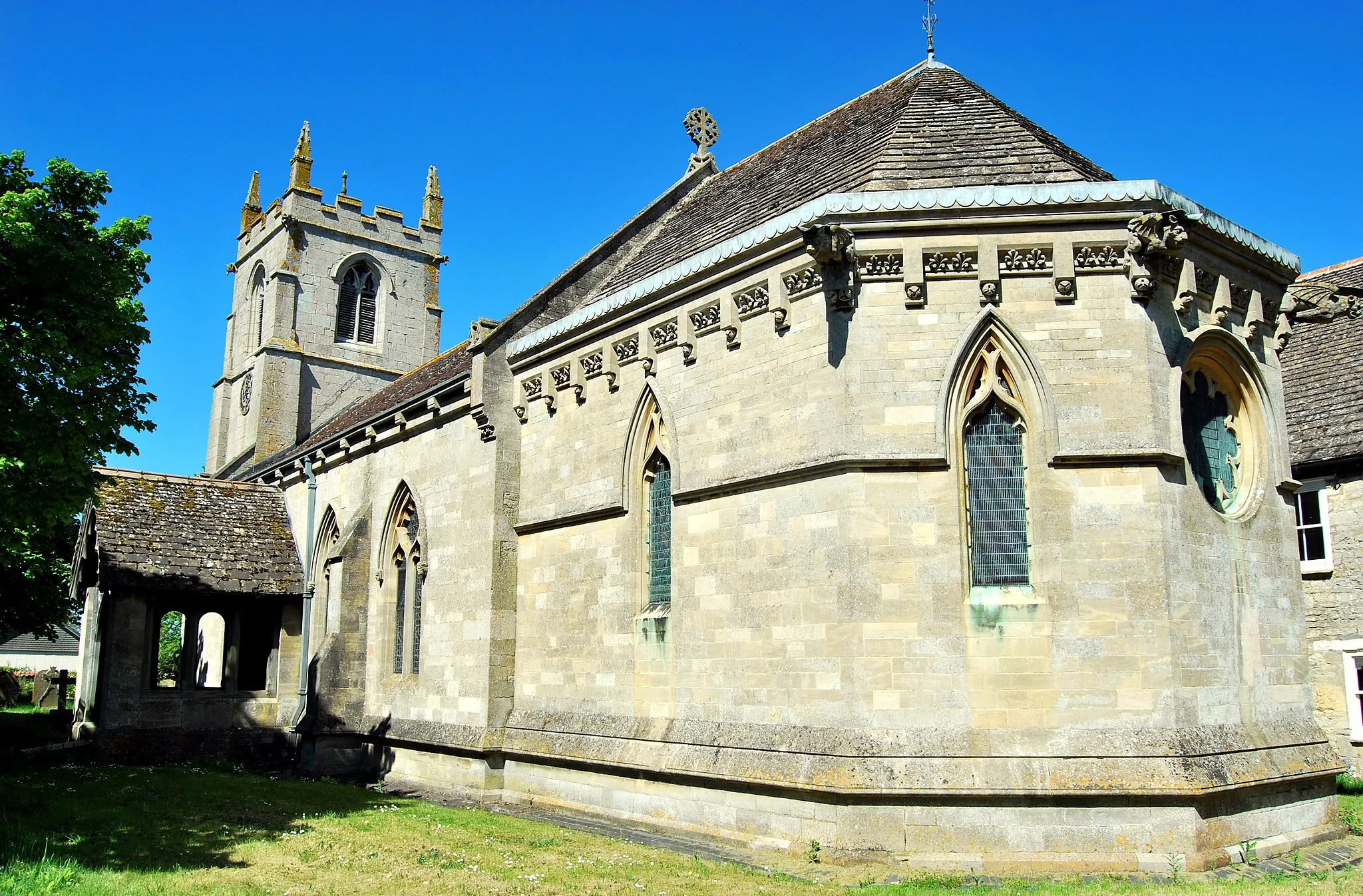 Photo showing: Church of England parish church of St Nicholas, Thistleton, Rutland, viewed from the southeast.