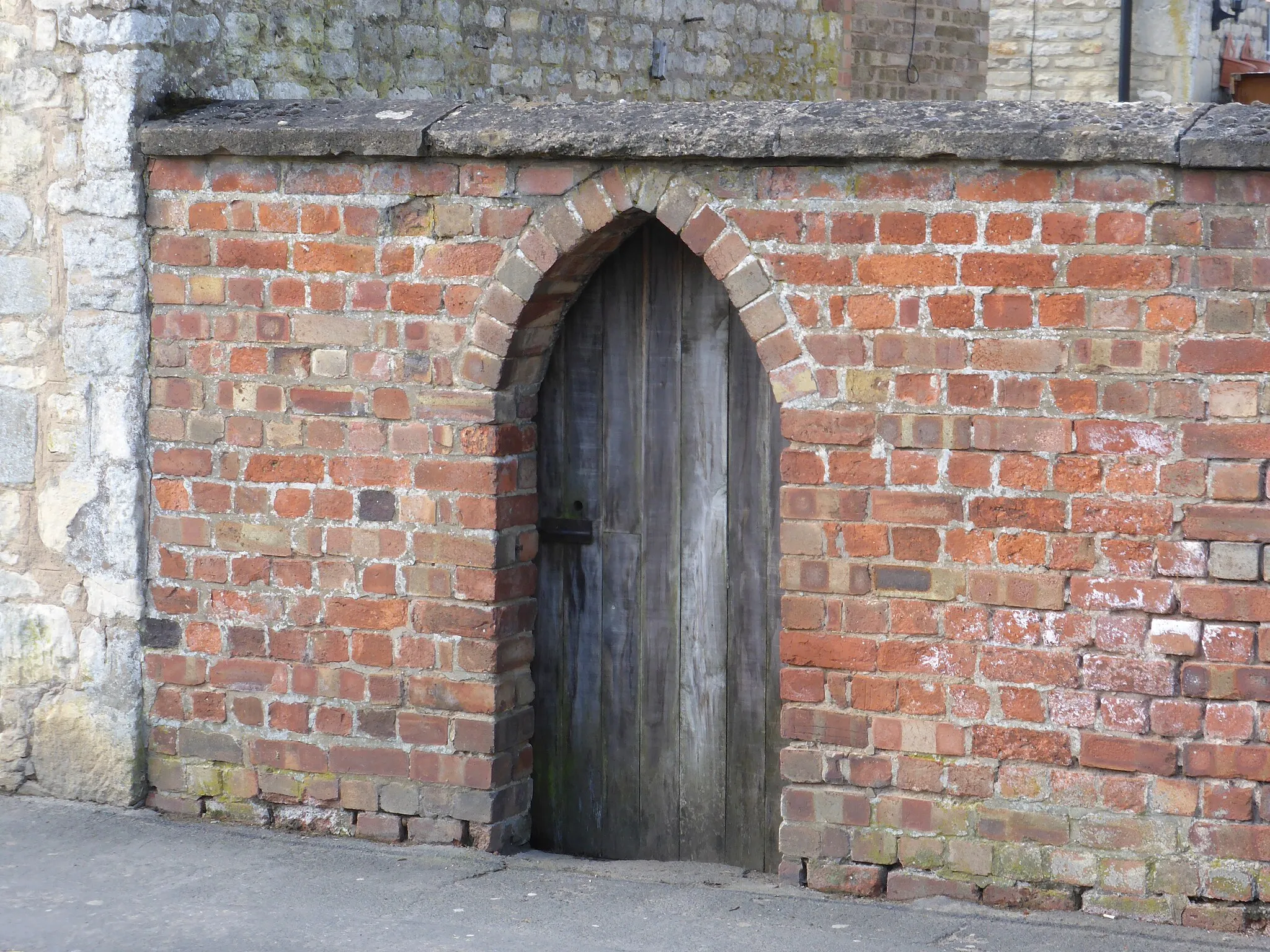 Photo showing: Arched gateway