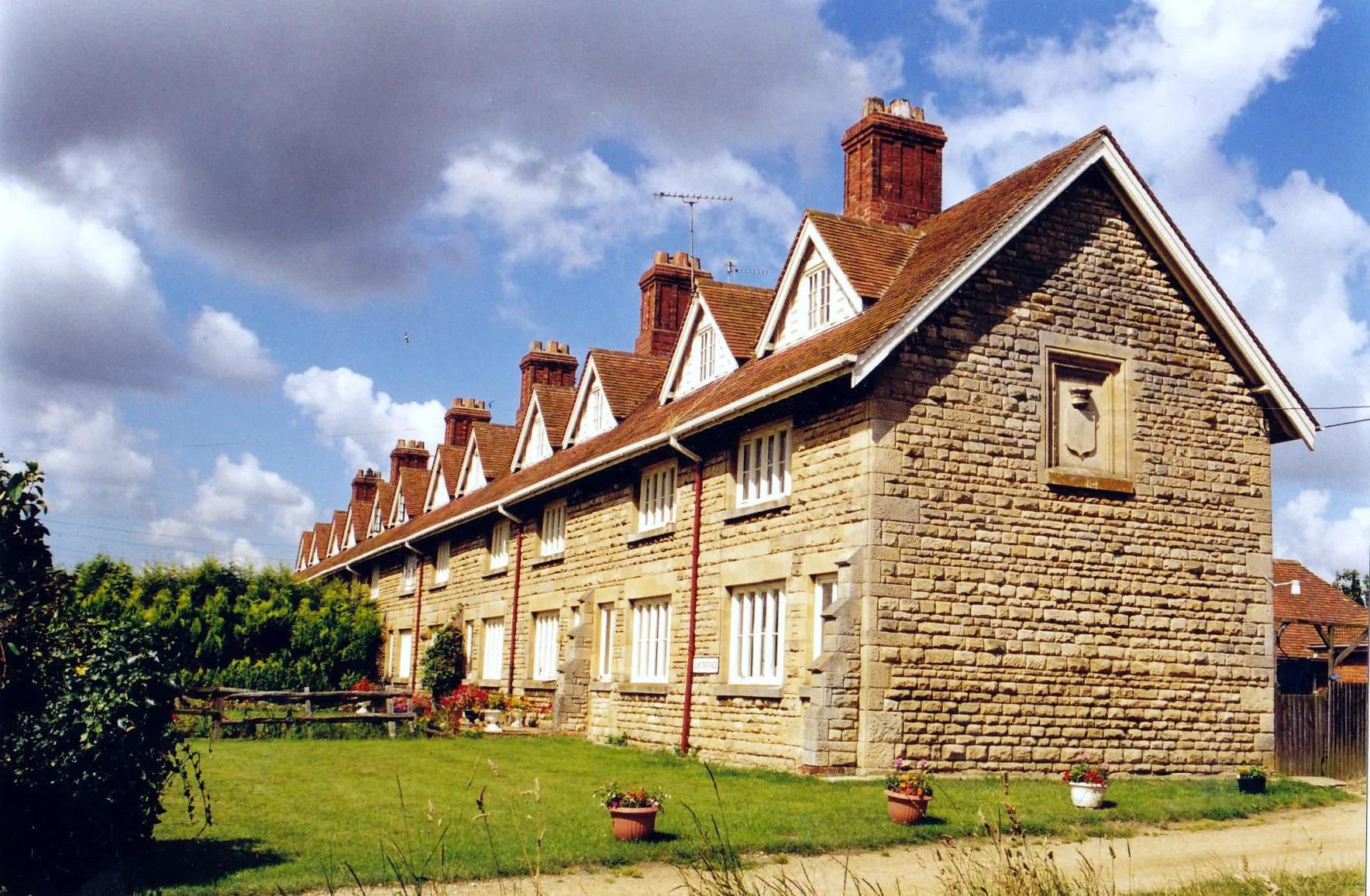 Photo showing: Estate cottages at Scottlethorpe, near Bourne, Lincolnshire