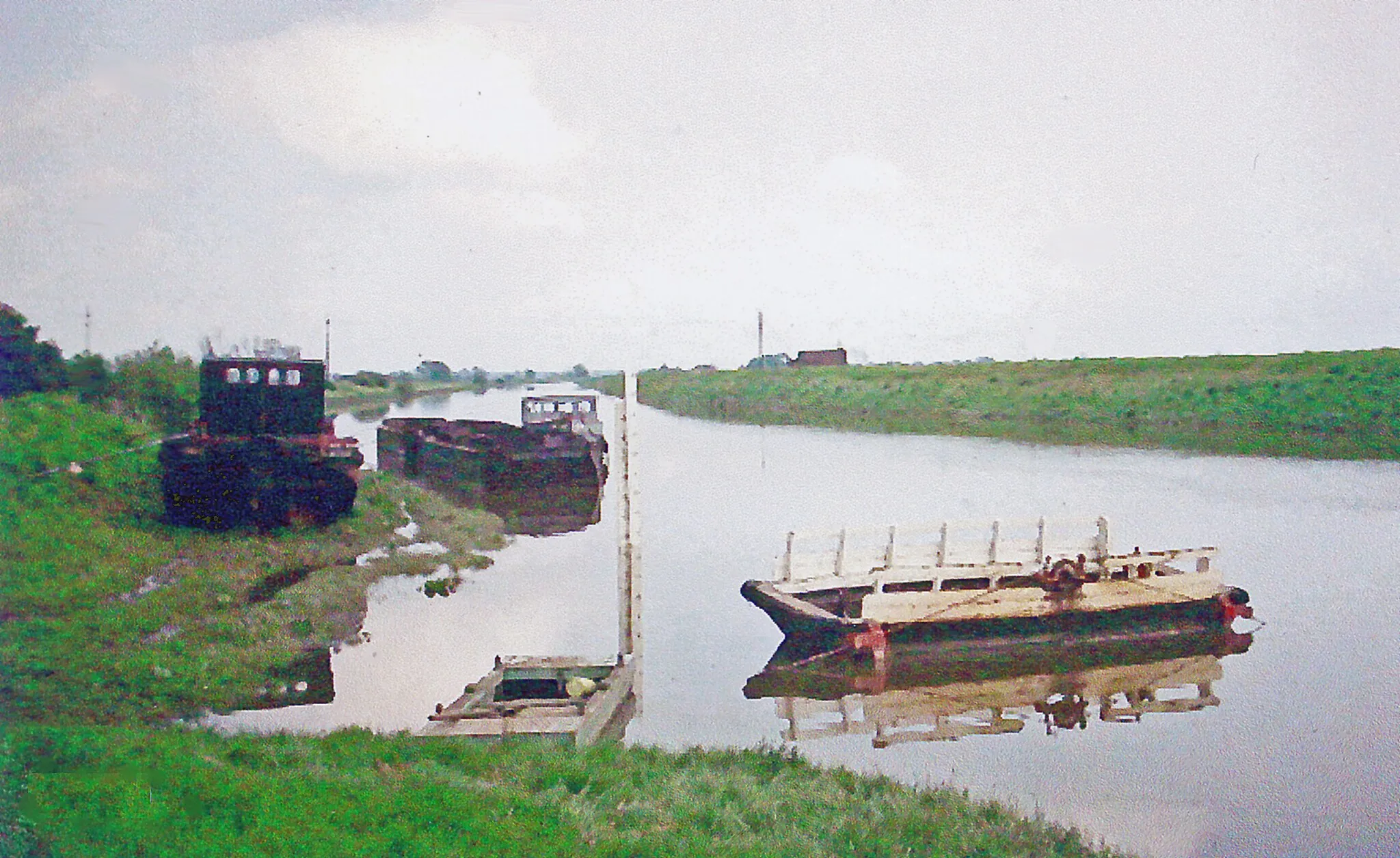 Photo showing: Upstream on River Witham at ferry across from site of Stixwould station.
The ex-Great Northern Lincoln - Boston railway followed the river on the other side through Stixwould station until 6/10/70 - but is not visible here, and all looks rather desolate.