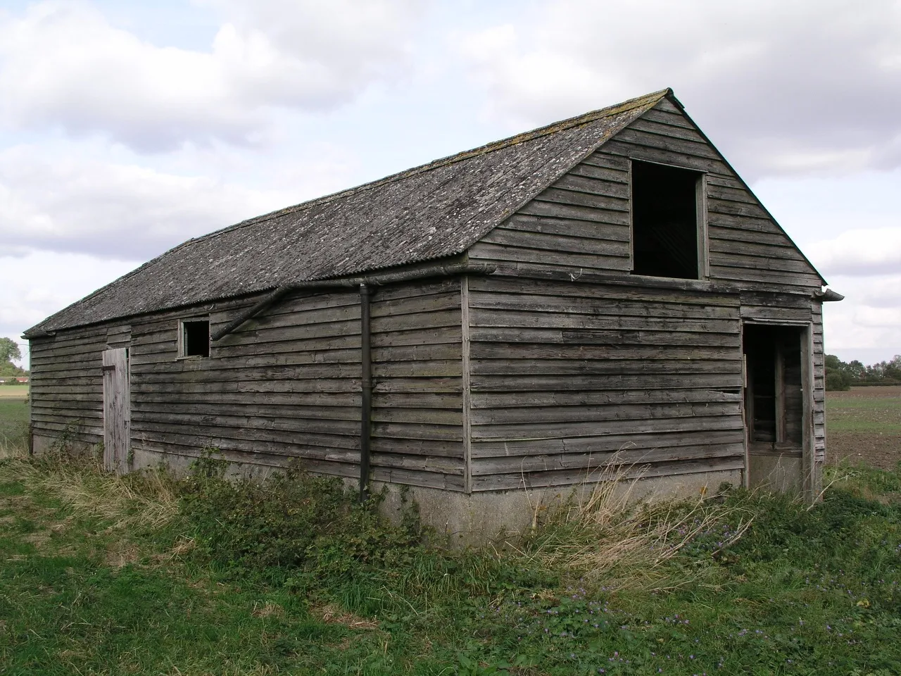 Photo showing: Disused farm building on Station Road, Stixwould