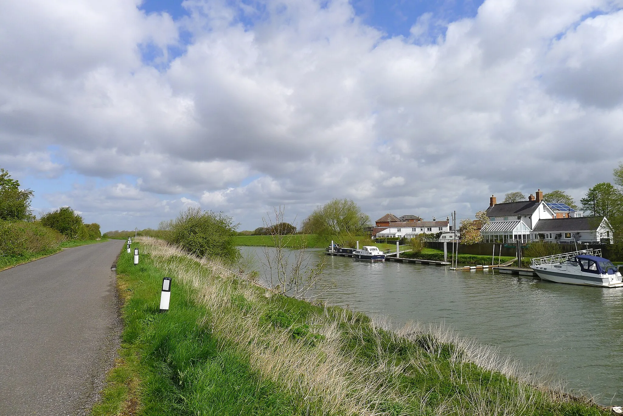 Photo showing: Dogdyke. The River Bain, which rises in the Lincolnshire Wolds near Ludford, can be seen joining the Witham just beyond the boats.