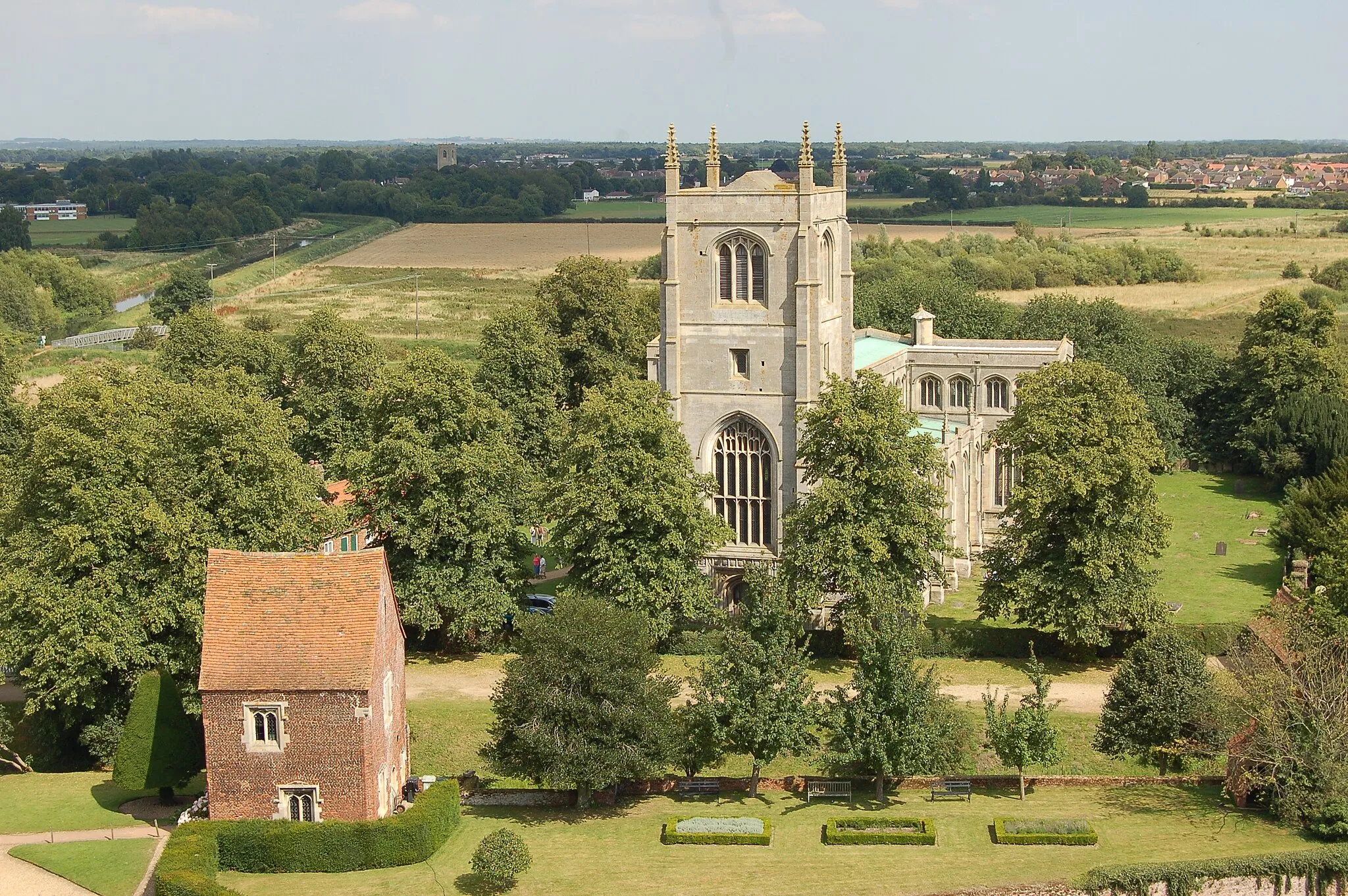 Photo showing: Photograph of Holy Trinity Church in Tattershall, Lincolnshire.