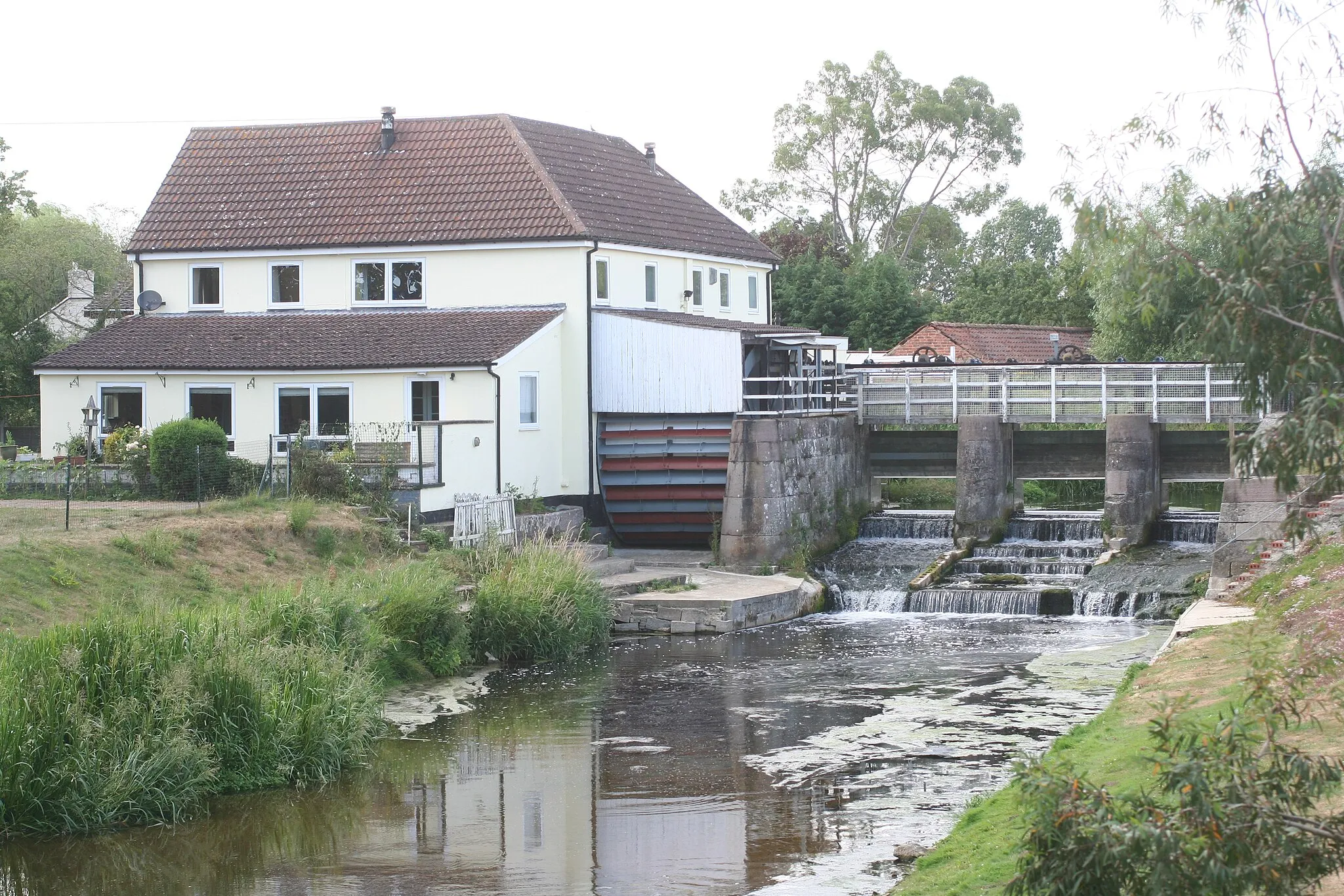 Photo showing: Weir and disused watermill on river Bain