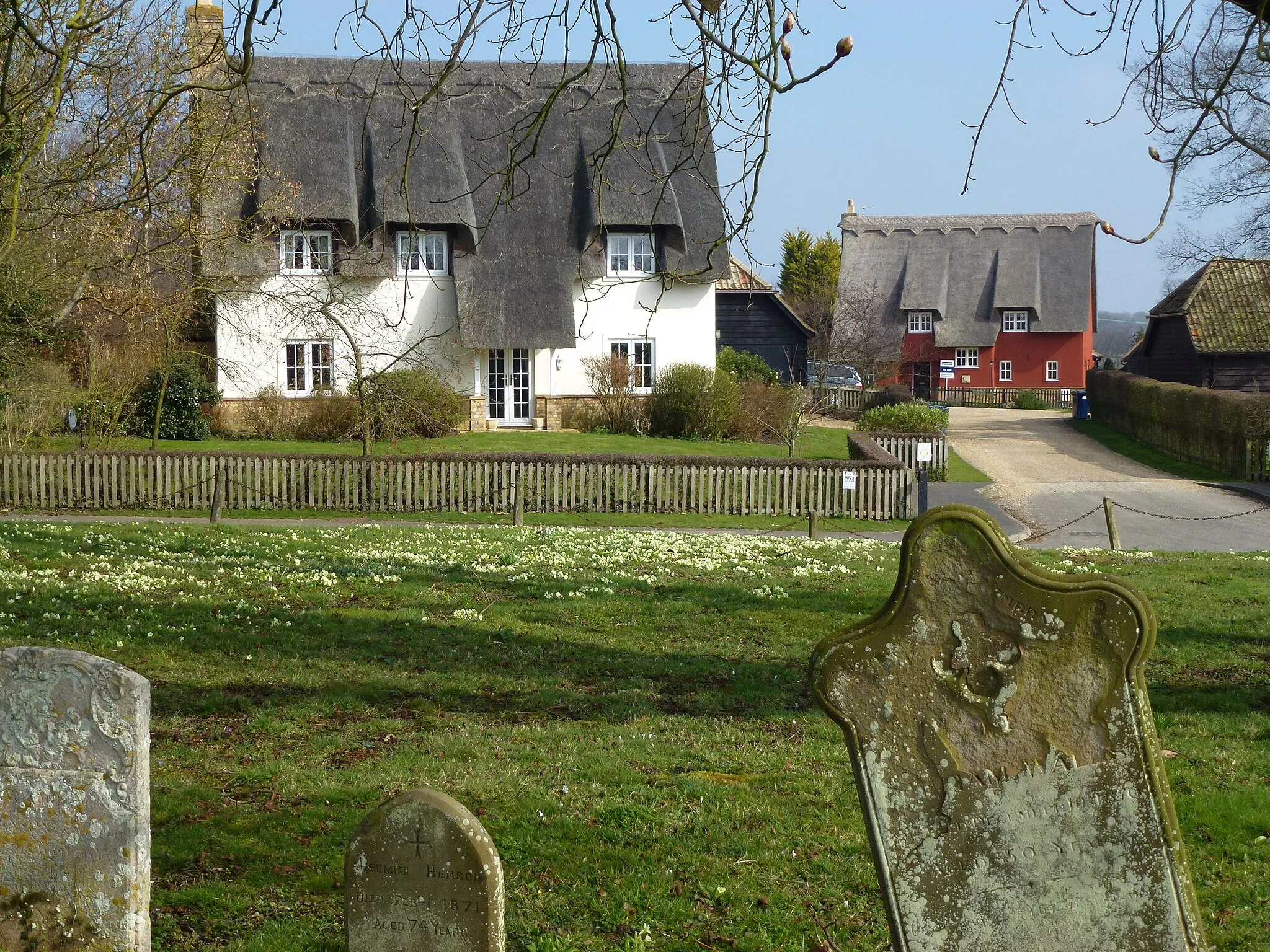 Photo showing: Thatched houses near the church in Abbots Ripton