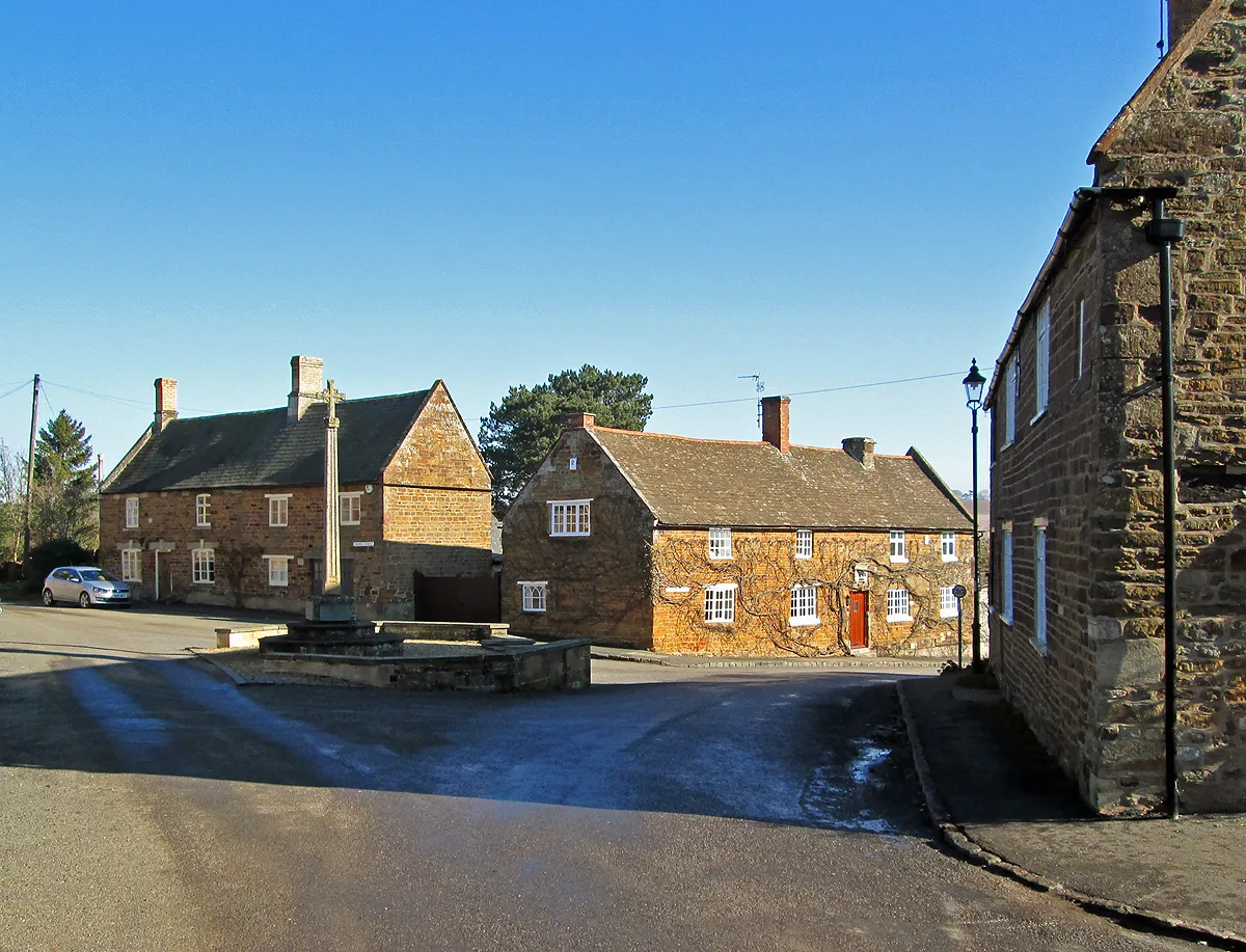 Photo showing: Belton-in-Rutland: cottages and war memorial