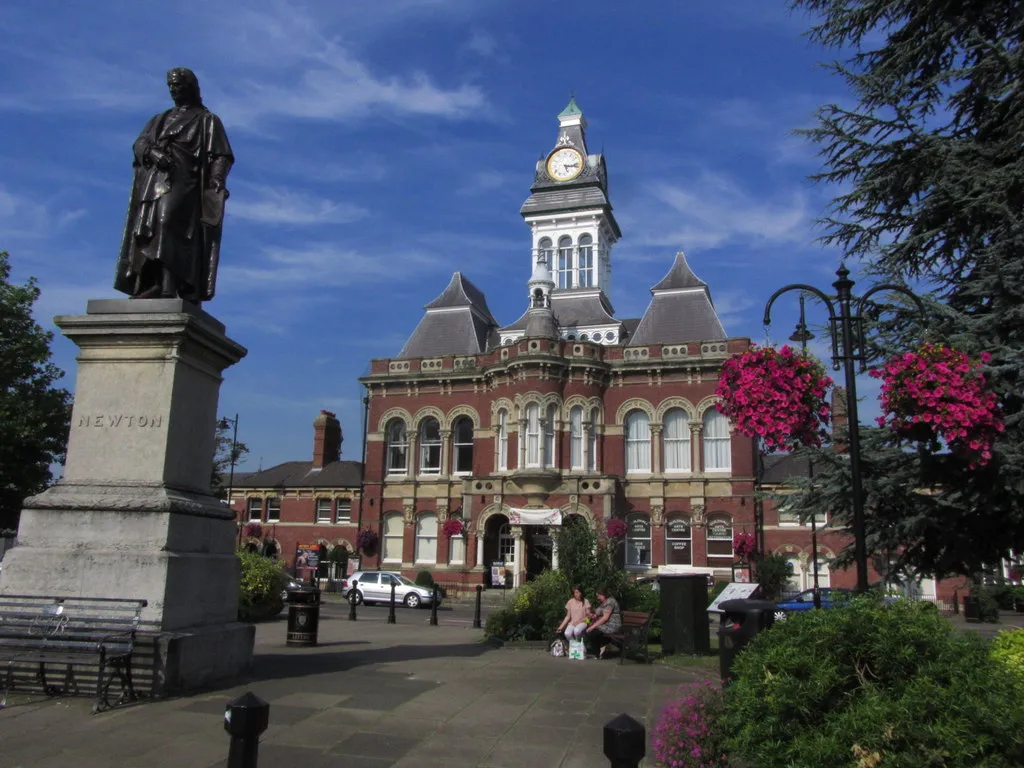 Photo showing: Grantham - Town Hall & Sir Isaac Newton statue