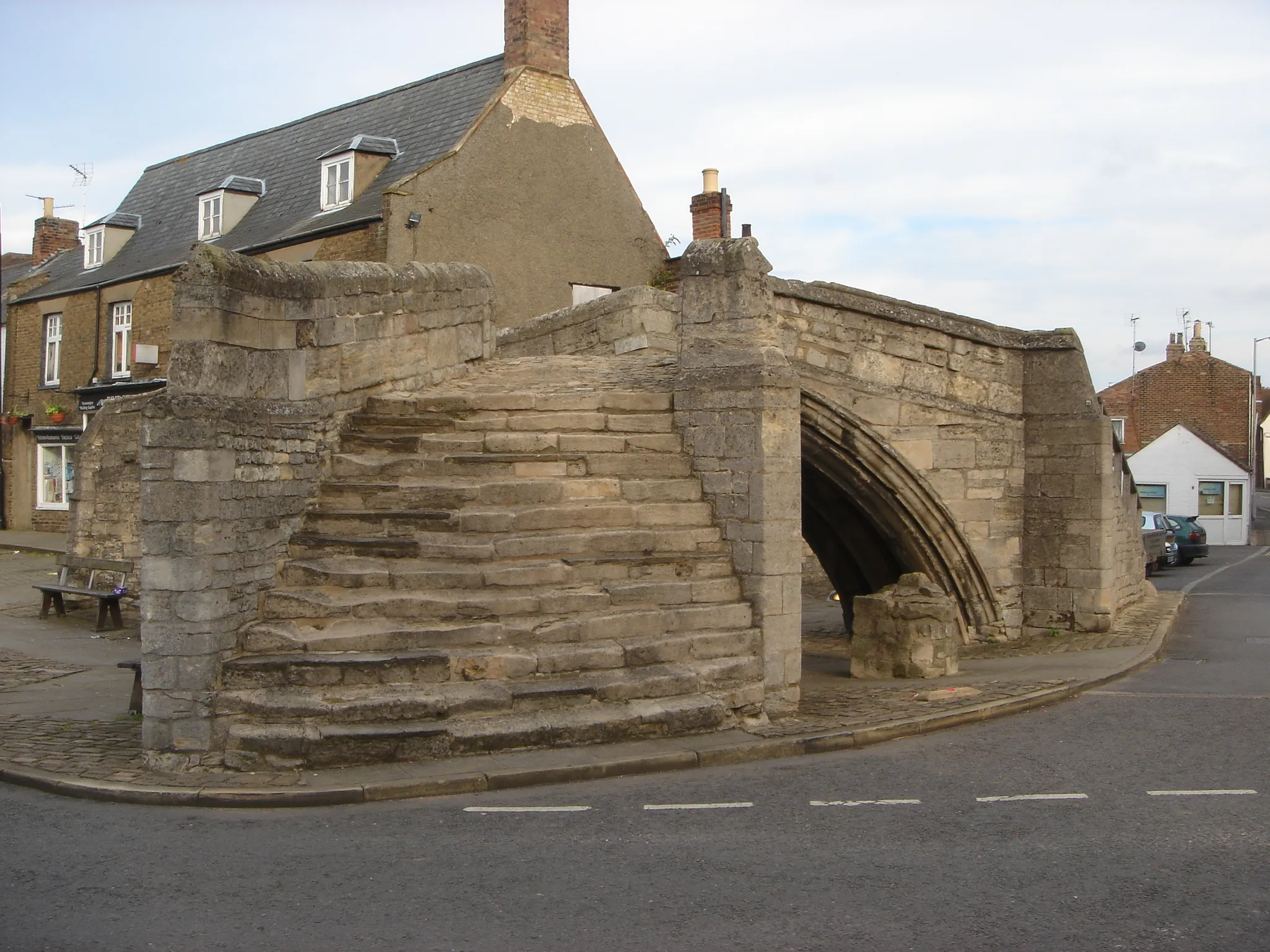 Photo showing: Trinity Bridge in Crowland Town, Lincolnshire. The triangular Trinity Bridge stands on dry land. Built between 1360 and 1390.