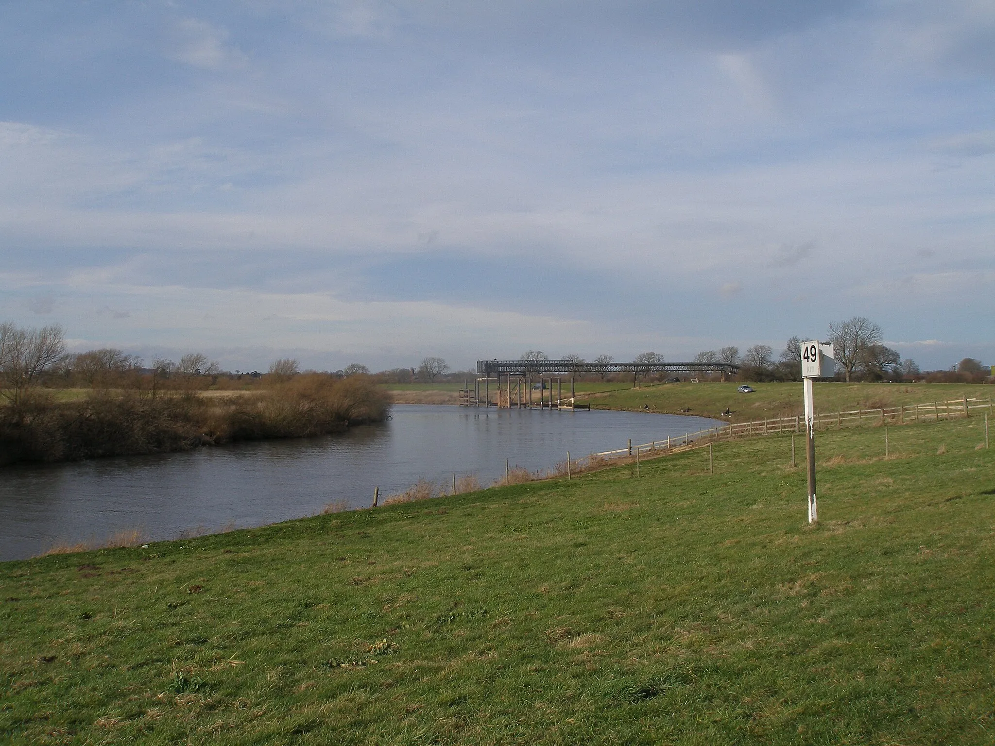 Photo showing: 49km marker and loading facility on the River Trent