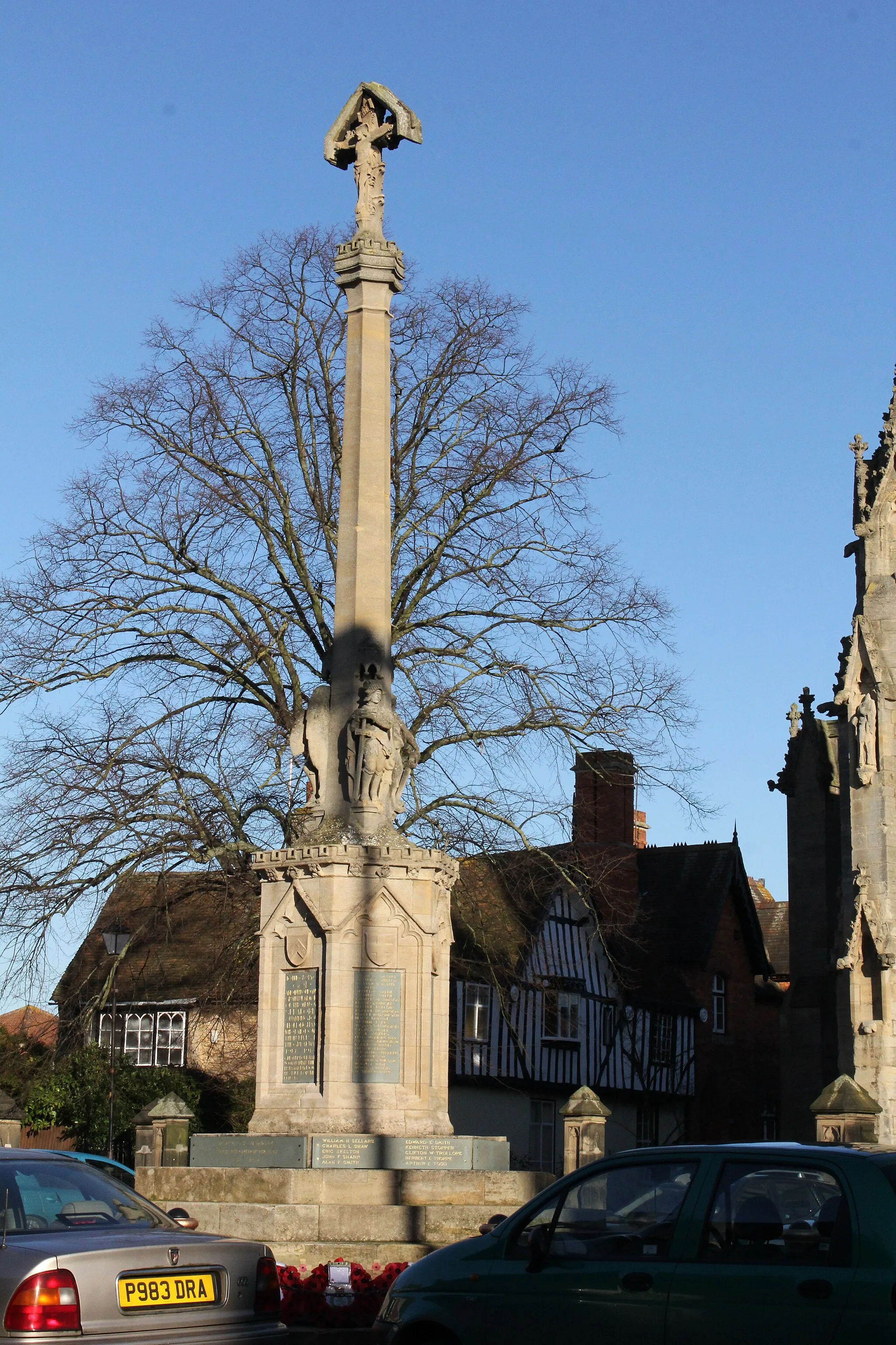 Photo showing: War Memorial, Market Place