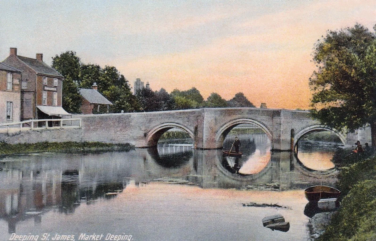 Photo showing: Brige over the River Welland at Deeping St James - tinted postcard 1907 or earlier.

The photograph was taken on the south bank of the river below what is now the Riverside public footpath, and centres on the 1651 Deeping Gate Bridge, now Grade II* listed. The view looks east, with the now B1166 road (Bridge St.) from Stamford at the left, and Crowland towards the centre. The houses opposite exist, with the part of the building to the left of that with the awning being The Bell public house.