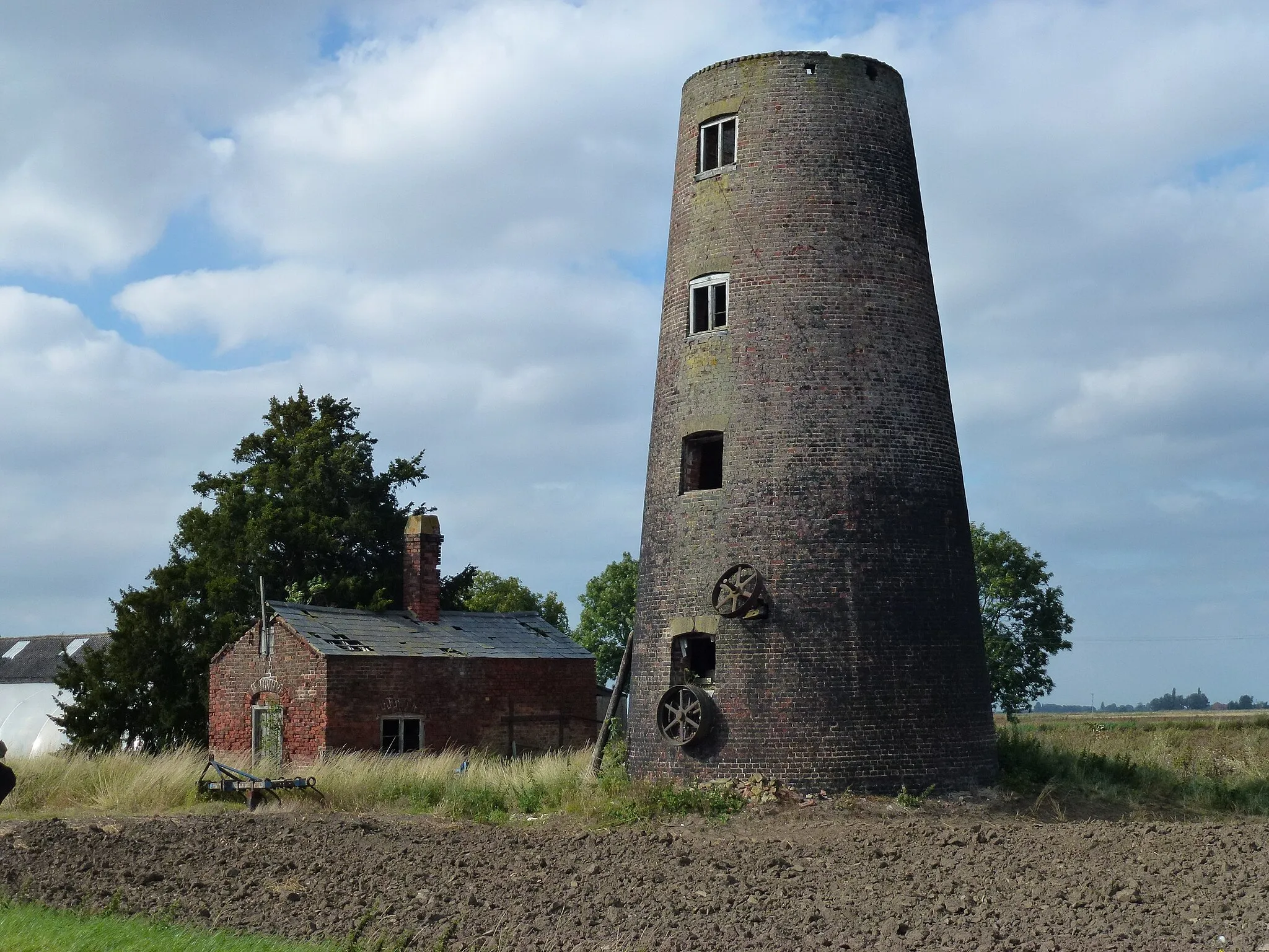 Photo showing: Old mill tower in Shepeau Stow, South Lincolnshire