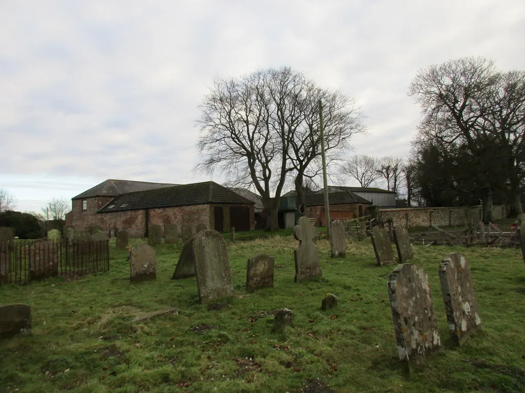 Photo showing: Churchyard and Manor Farm