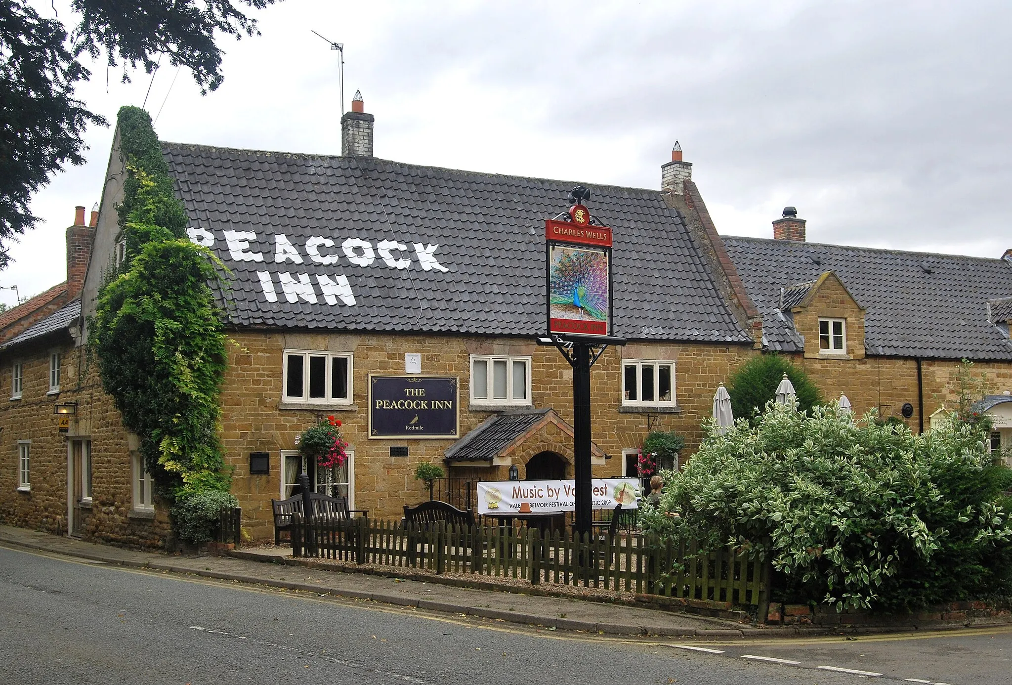 Photo showing: The Peacock is an early 18th century public house in Leicestershire England. Redmile is close to the Nottingham Grantham canal.