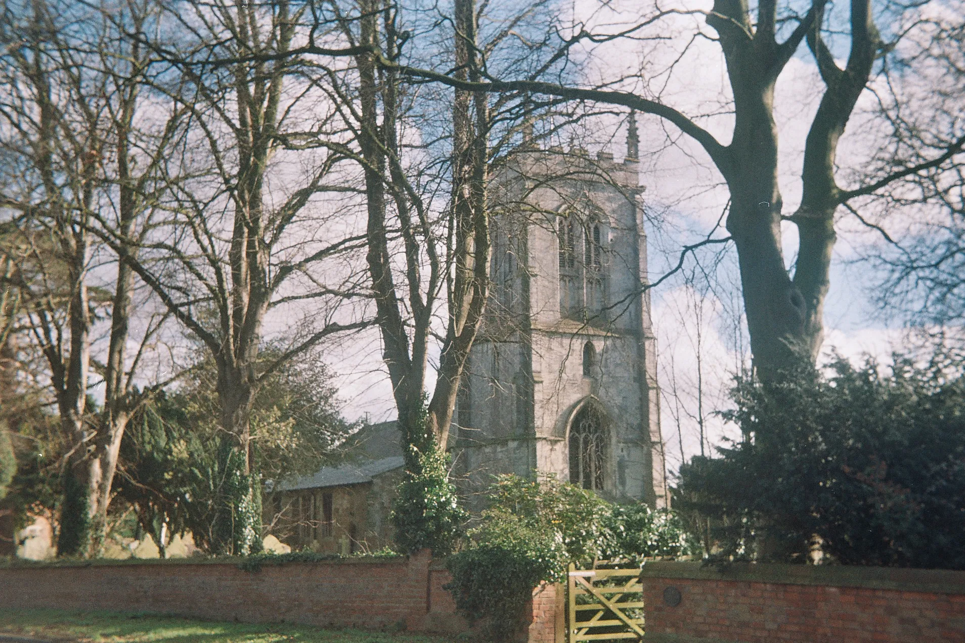 Photo showing: Parish church of SS Peter and Paul, Tetney, Lincolnshire, seen from the northwest. Taken with a 1958 Ilford Sportsman Mk 1 camera.