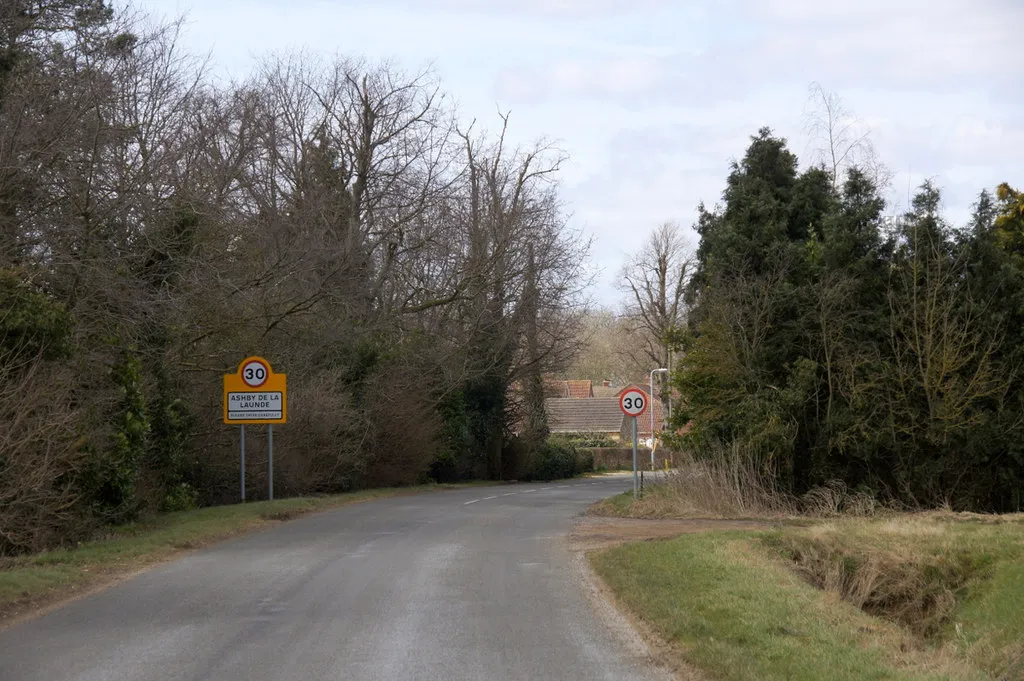 Photo showing: Entering Ashby de la Launde