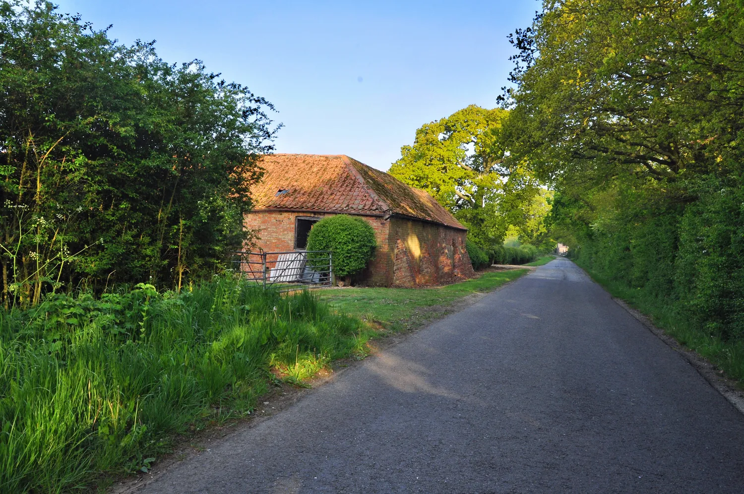 Photo showing: Barn on Whitecross Lane - Willoughby Gorse