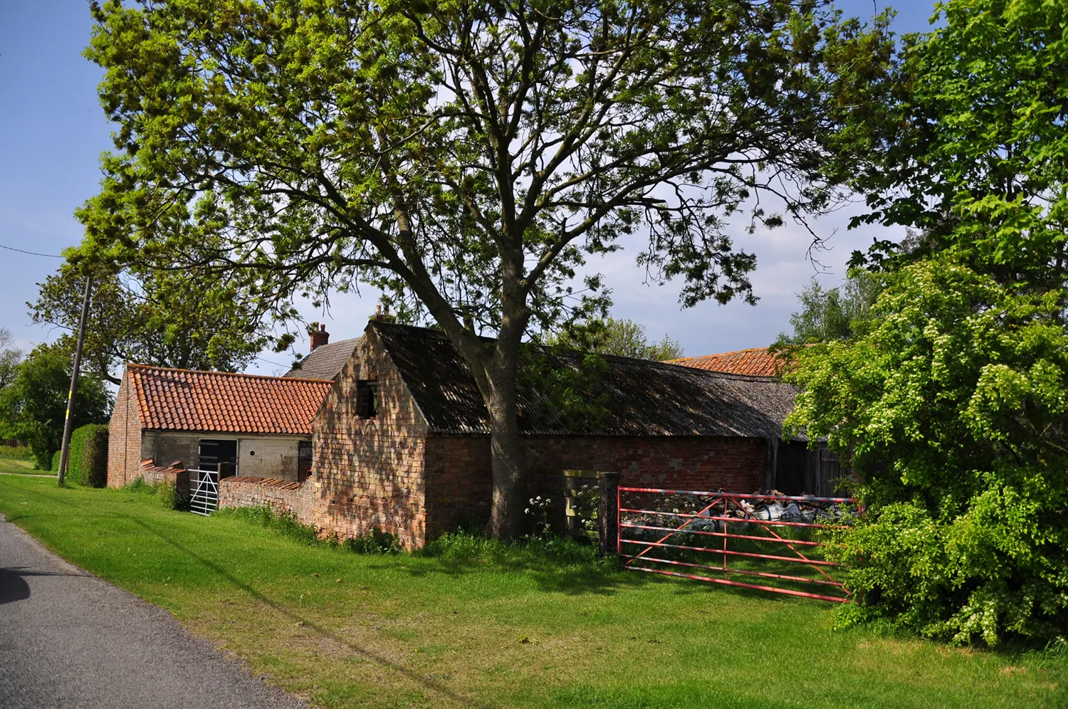 Photo showing: Brick Barns on South Drove - Helpringham Fen