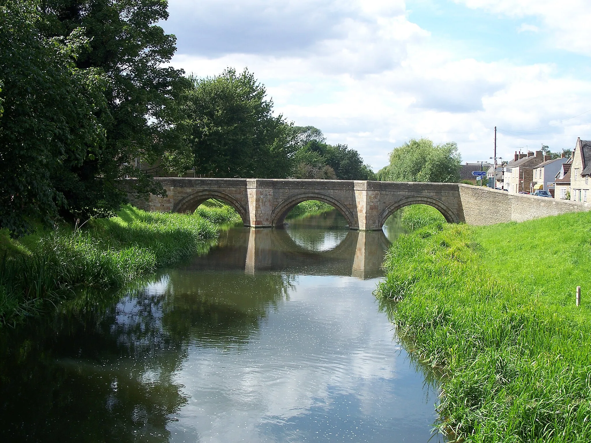 Photo showing: The old bridge across the River Welland, England, between Deeping Gate and Deeping St James, photo taken by user:lofty