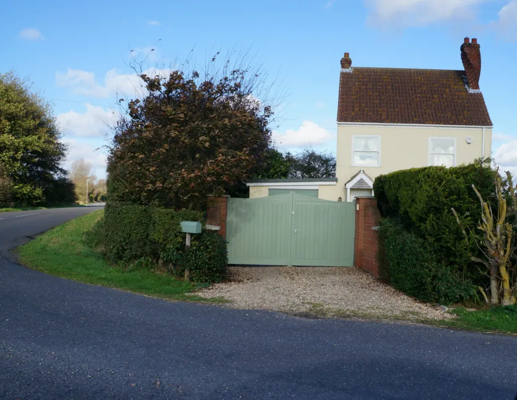 Photo showing: A cottage on Church Lane, Church End