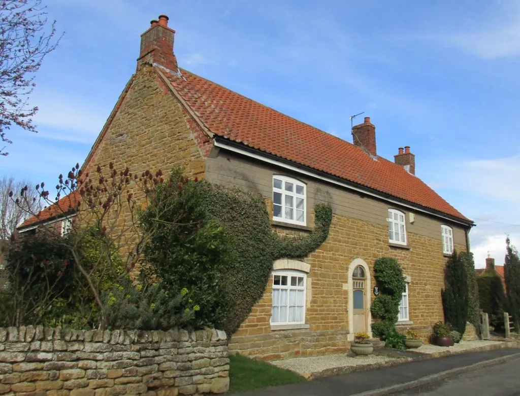 Photo showing: Stone built house, Side Street