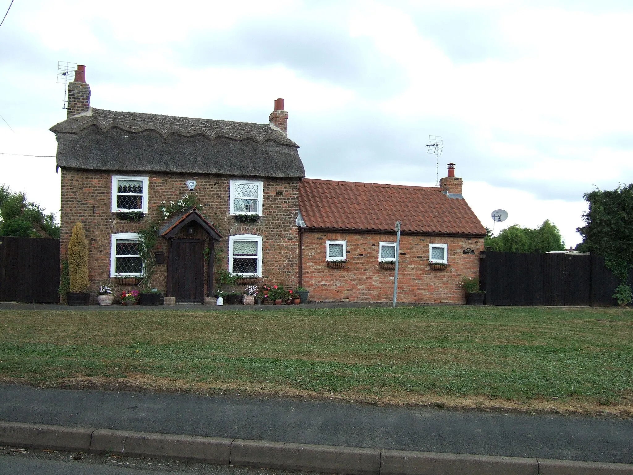 Photo showing: Thatched cottage in Whaplode Drove, Lincolnshire