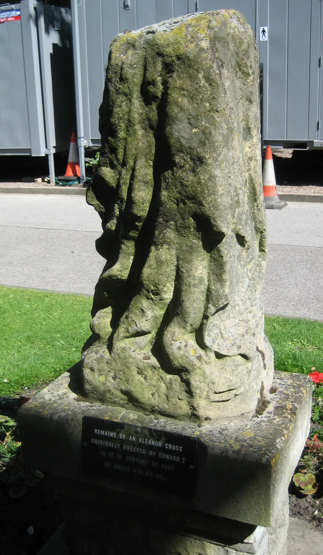 Photo showing: thumb|right|50px
en:Eleanor cross, en:Lincoln Castle

See also en:Image:Lincoln 128.jpg.