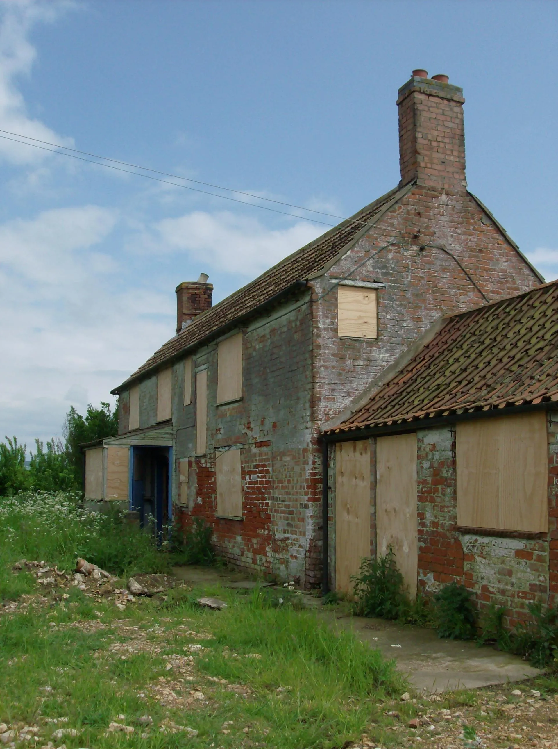 Photo showing: A derelict farmhouse – all that remains of Skinnand village