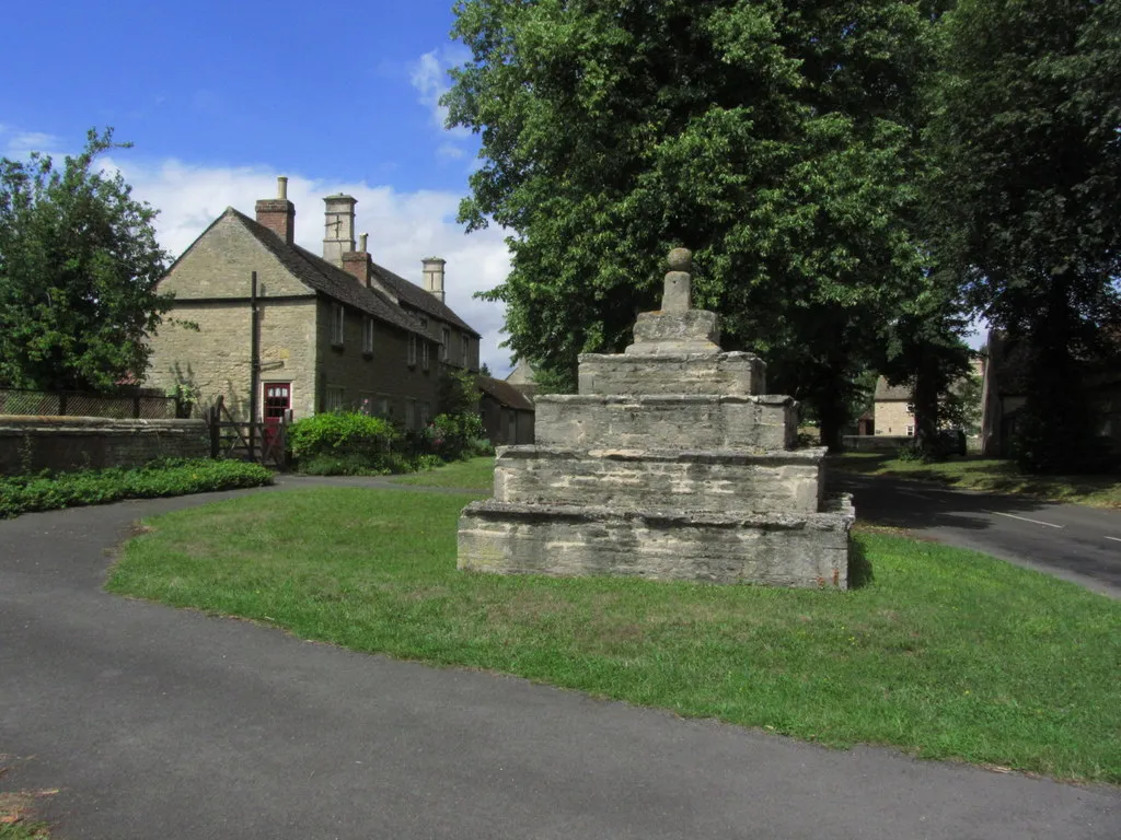 Photo showing: Village cross at Bainton near Stamford