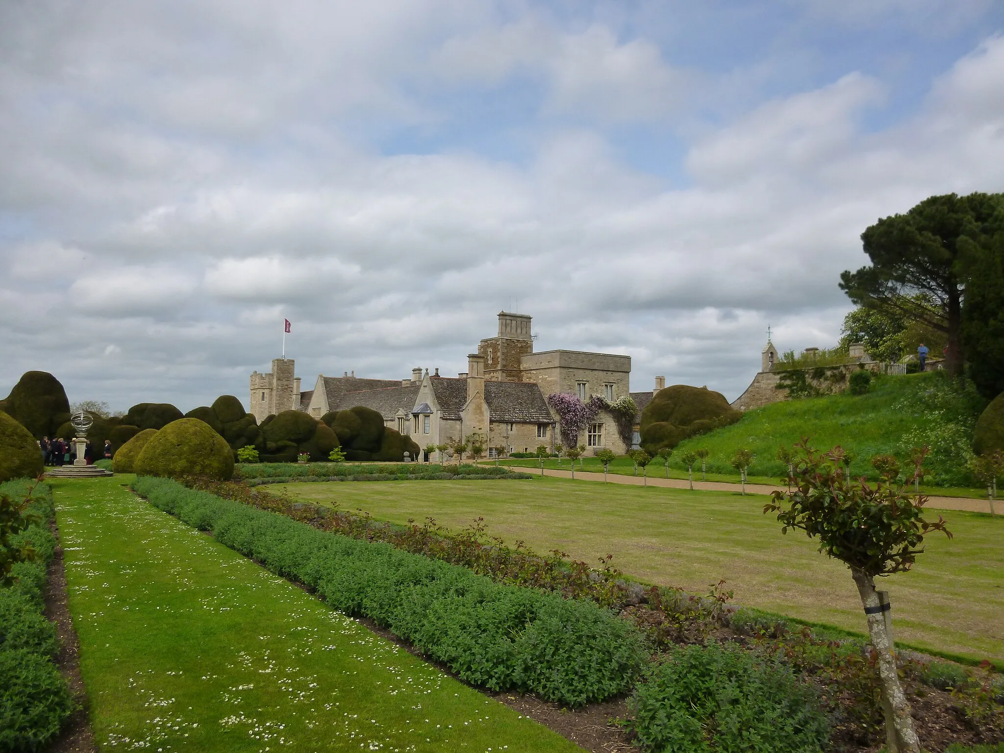 Photo showing: Formal garden at Rockingham Castle